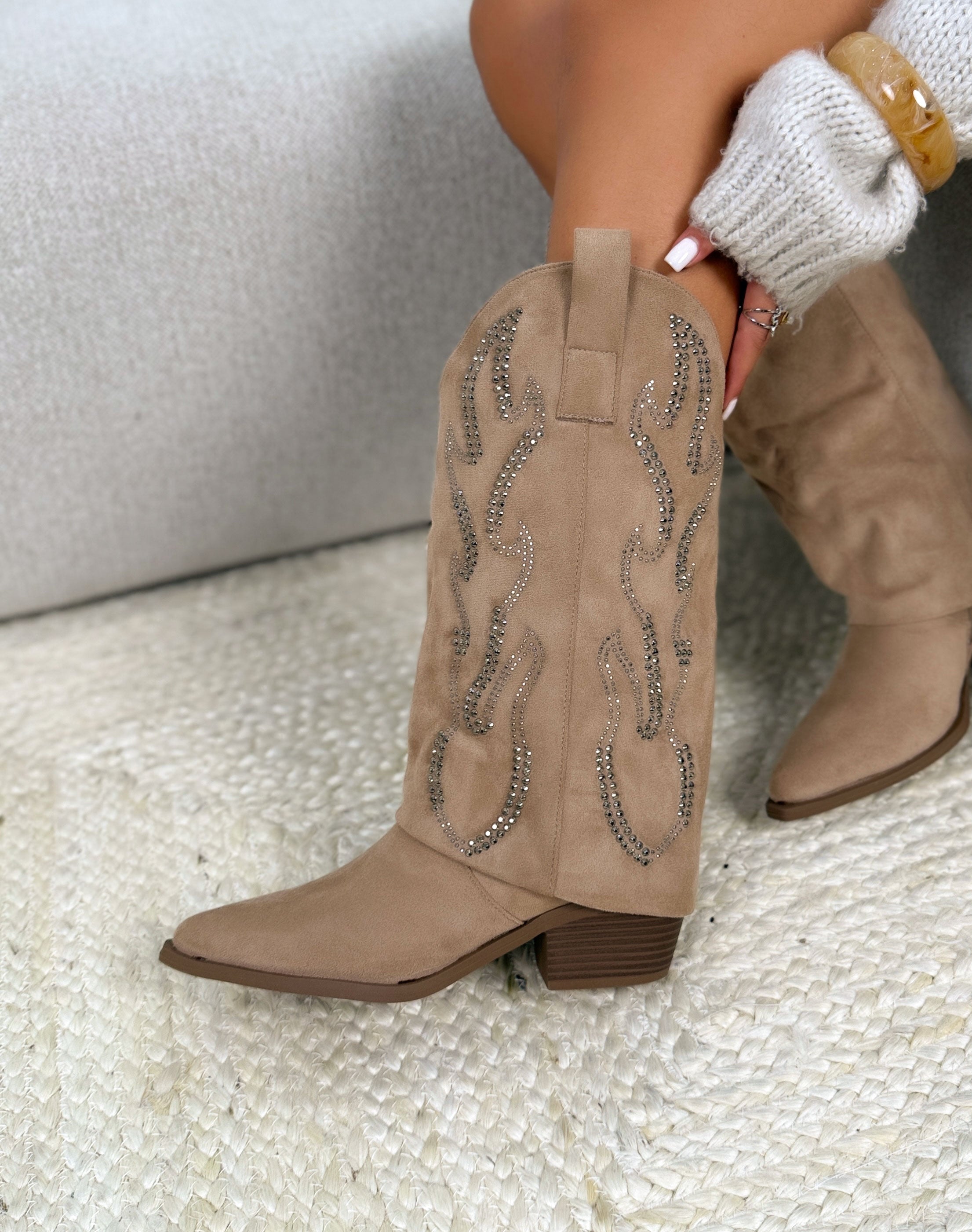 Botte santiag femme beige élégante en suédine avec strass argentés et talon biseauté