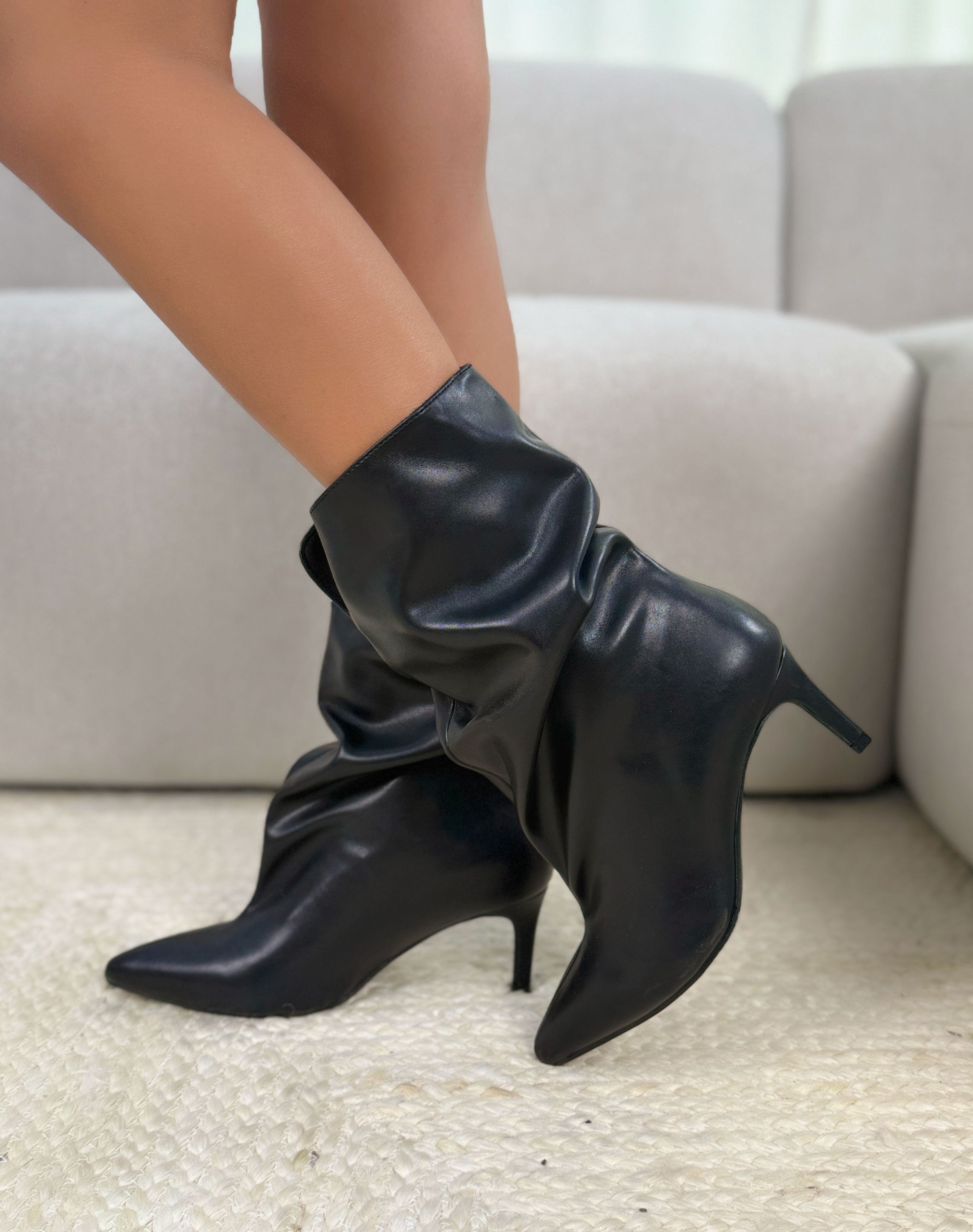 Bottine femme noire élégante à tige plissée avec bout pointu et talon aiguille moyen