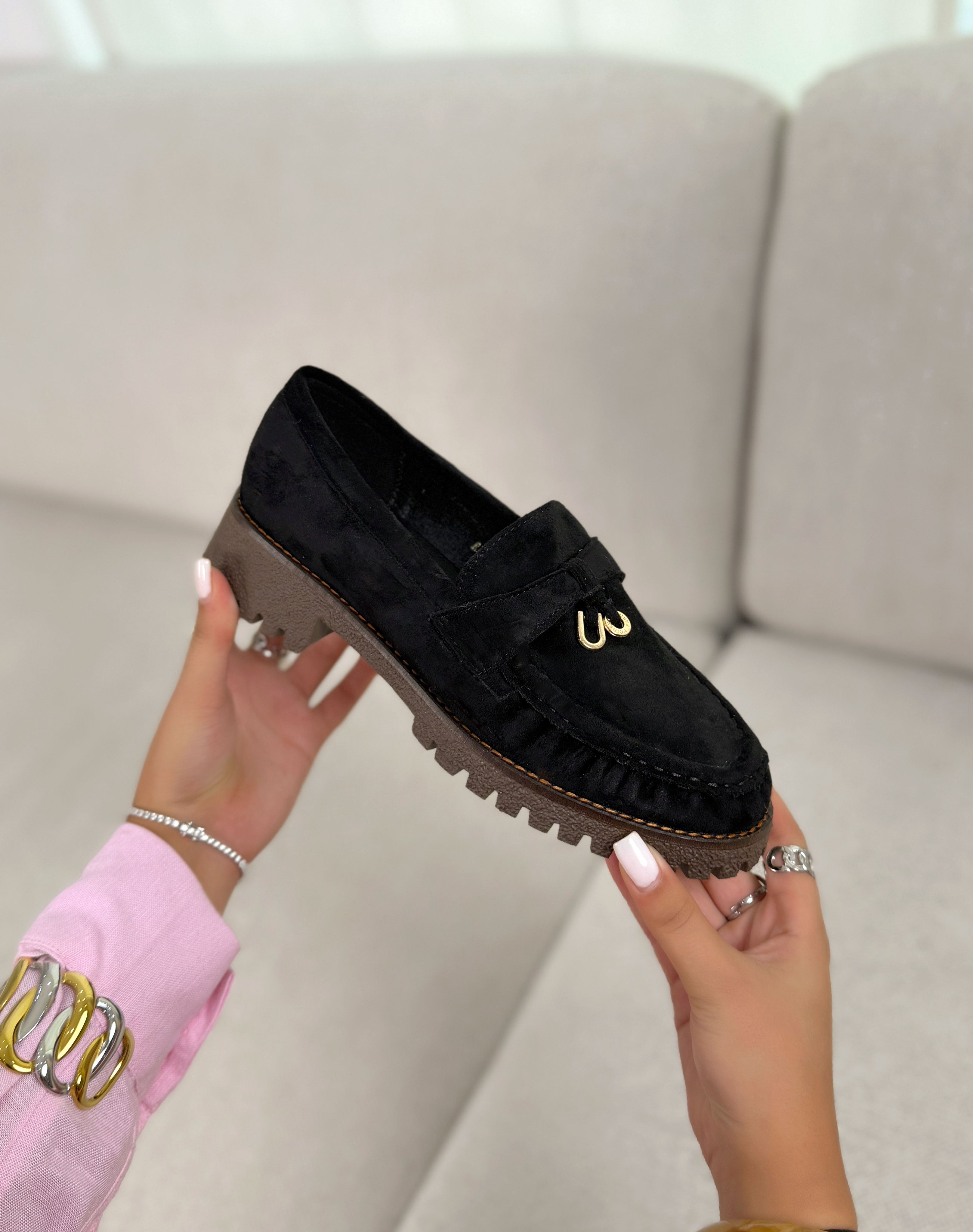 Mocassin femme noir élégant en suédine avec détail doré et semelle crantée marron