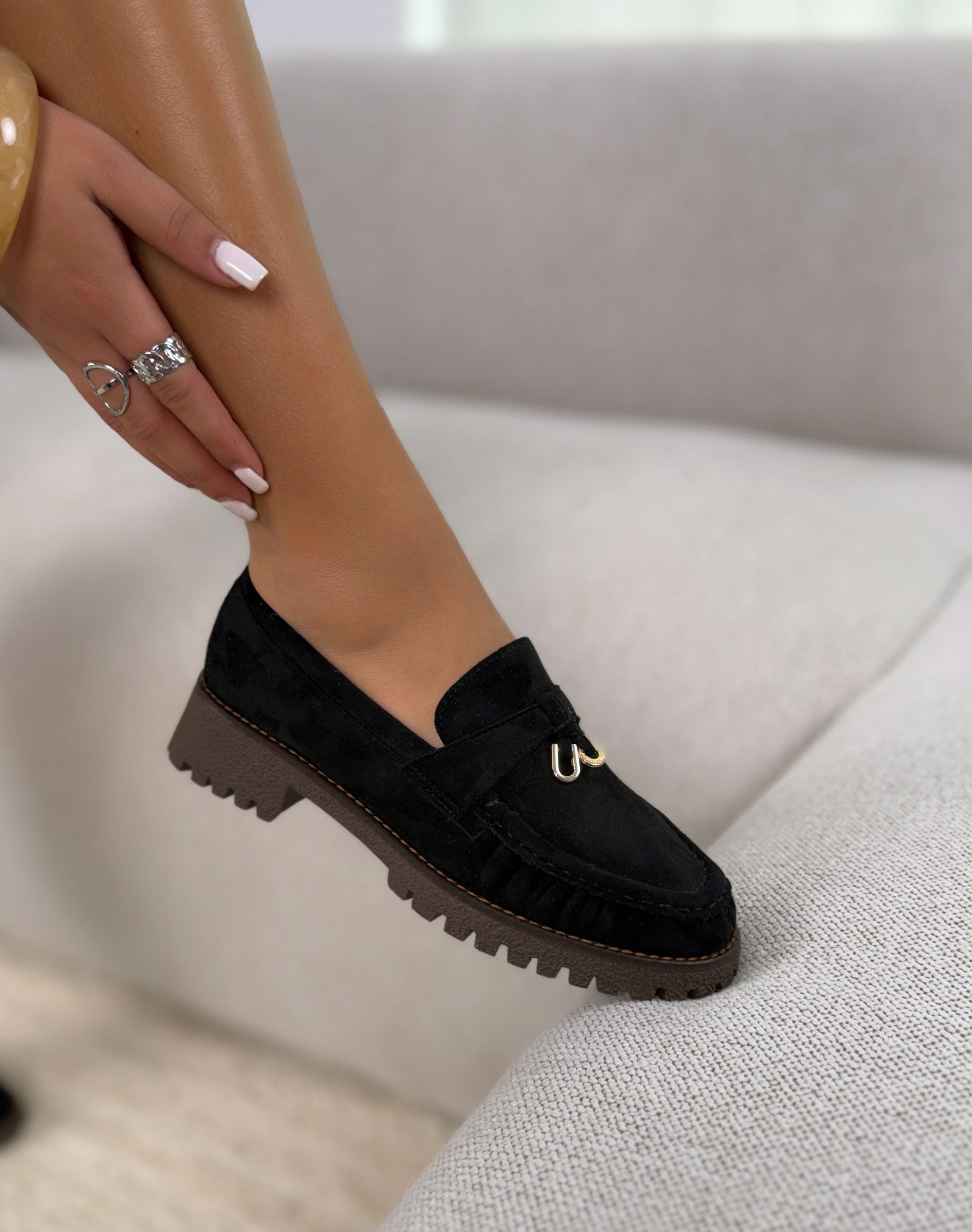 Mocassin femme noir élégant en suédine avec détail doré et semelle crantée marron