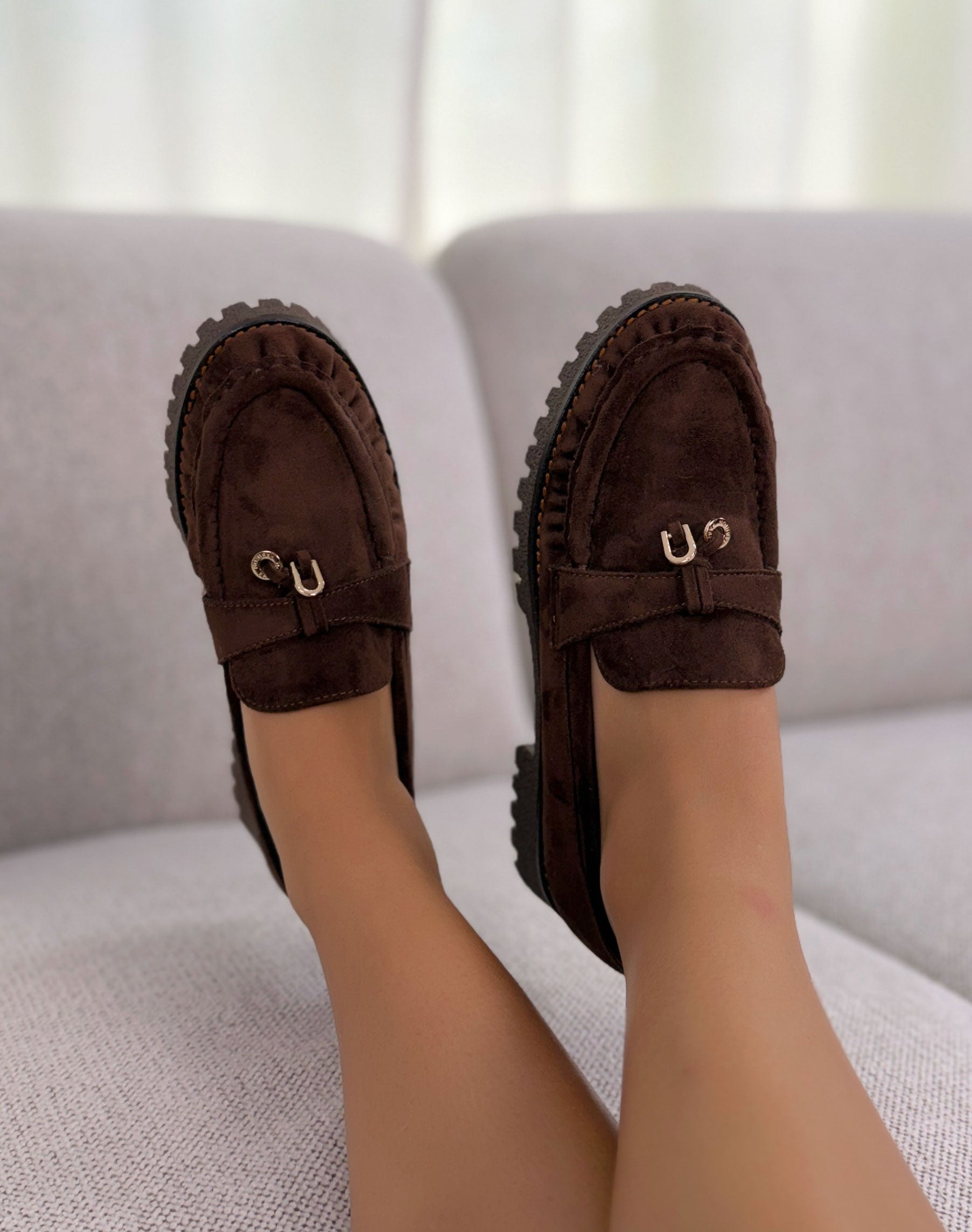 Mocassin femme marron élégant en suédine avec détail doré et semelle crantée