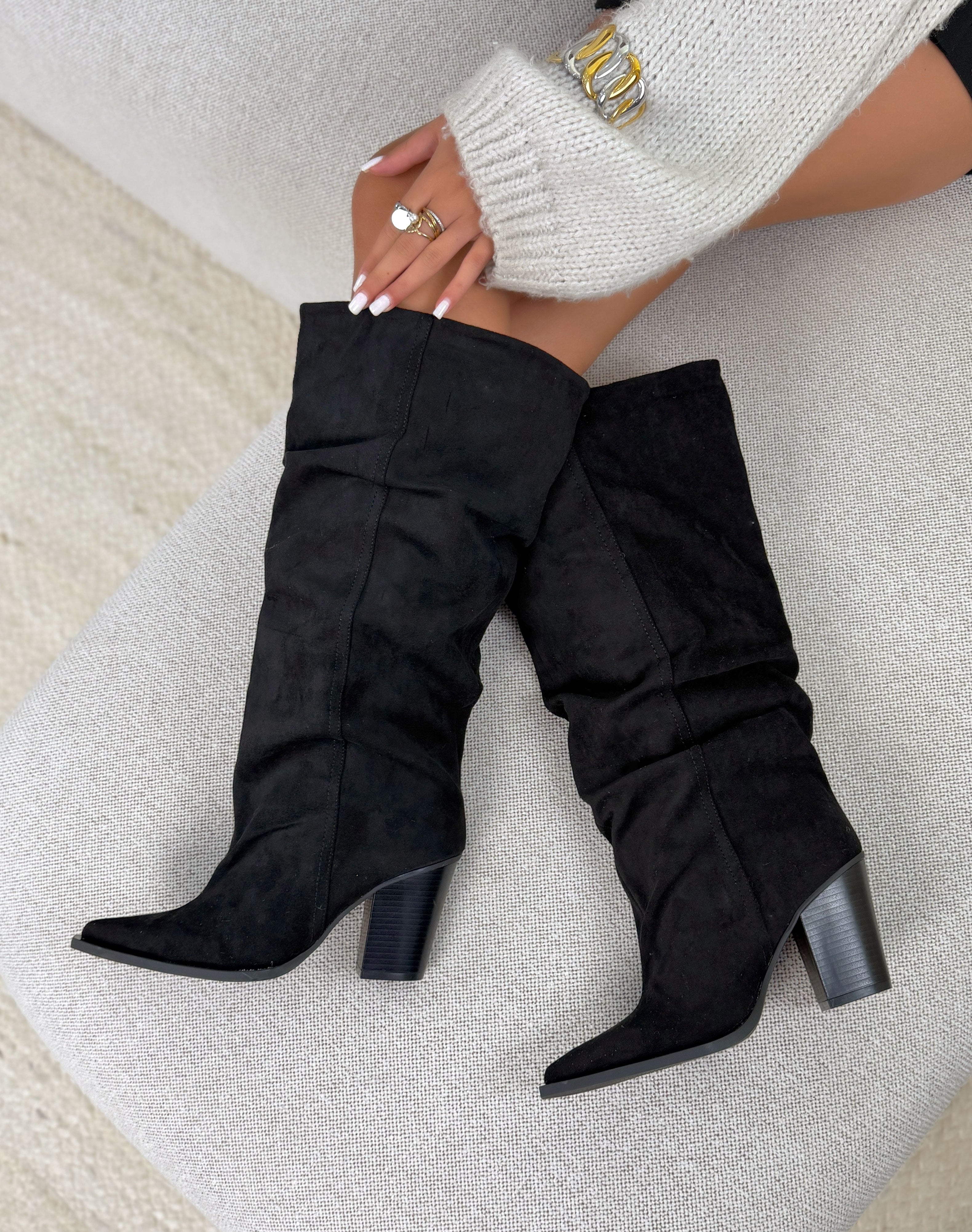 Botte femme noire tendance en suédine à tige large plissée avec talon épais biseauté