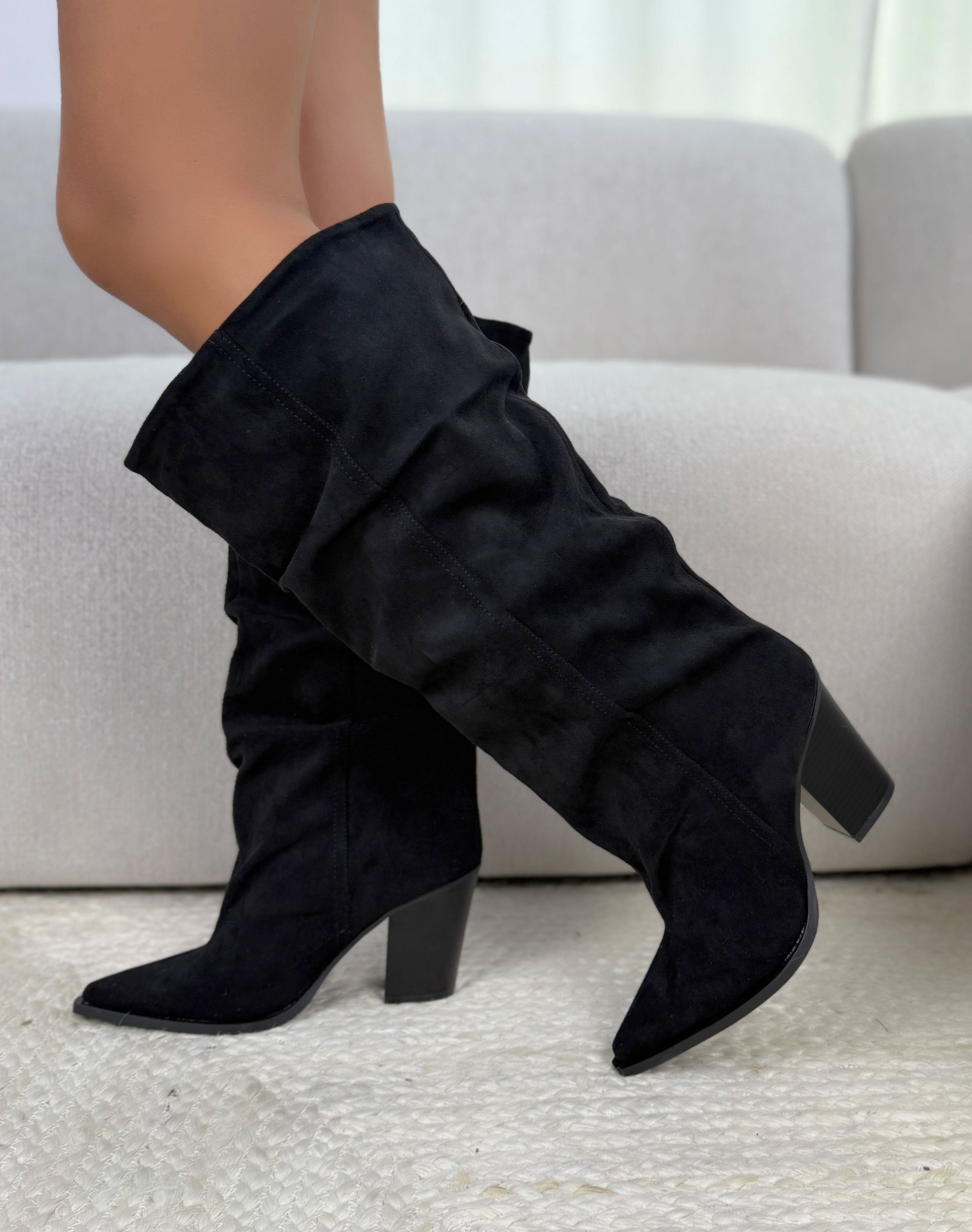 Botte femme noire tendance en suédine à tige large plissée avec talon épais biseauté