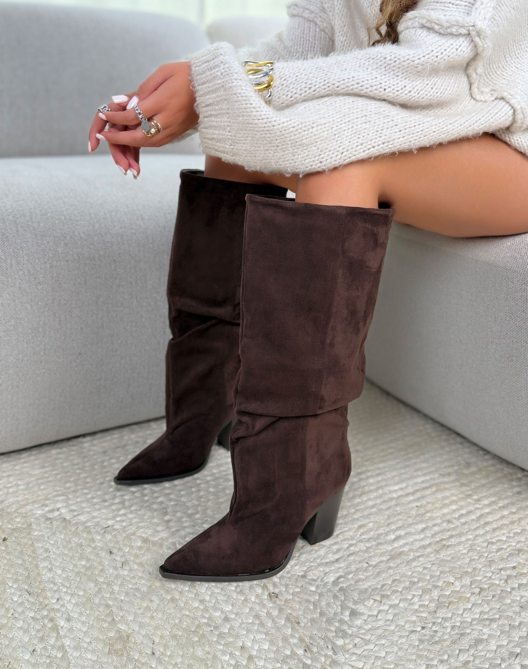 Botte femme marron tendance en suédine à tige large plissée avec talon épais biseauté