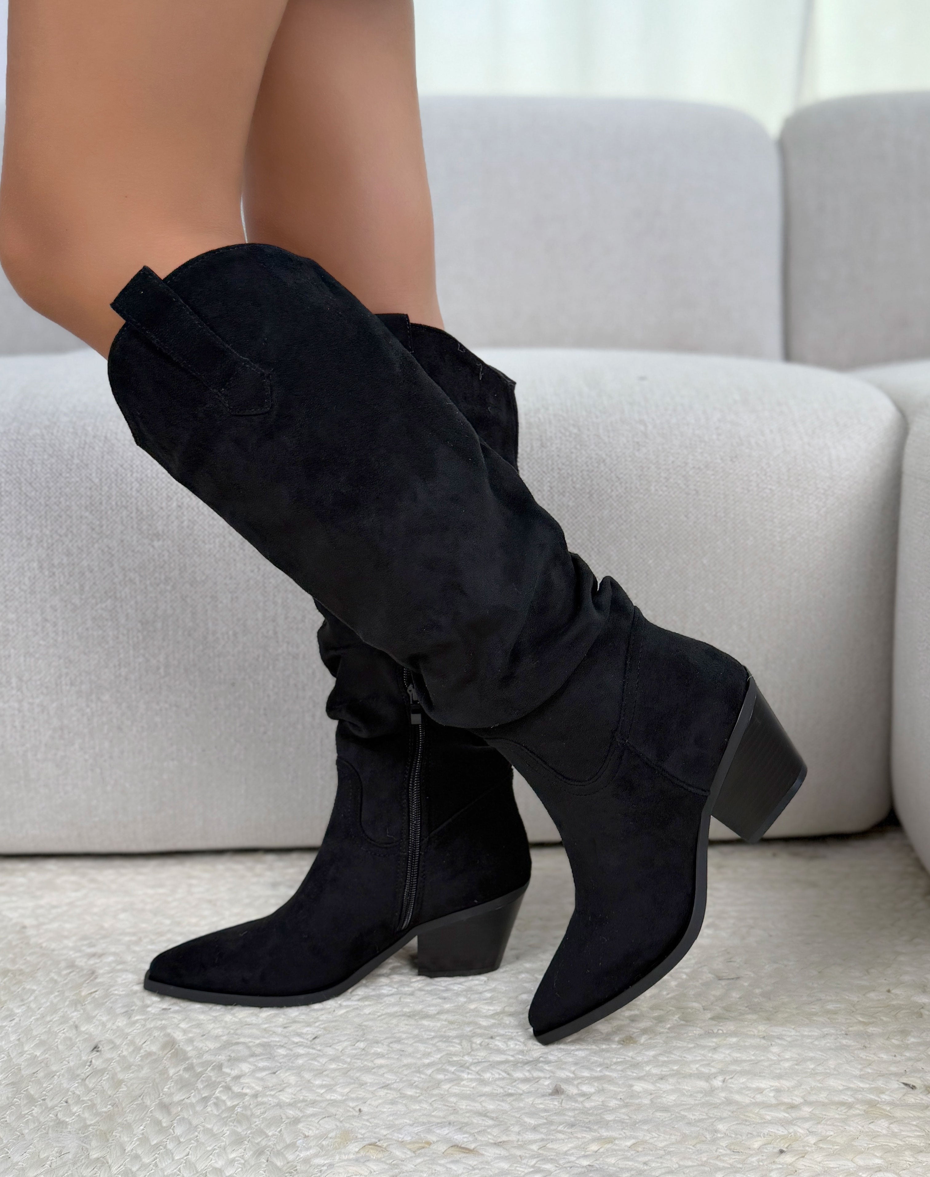 Bottes femme noires style santiags en suédine tendance à bout pointu et talon biseauté