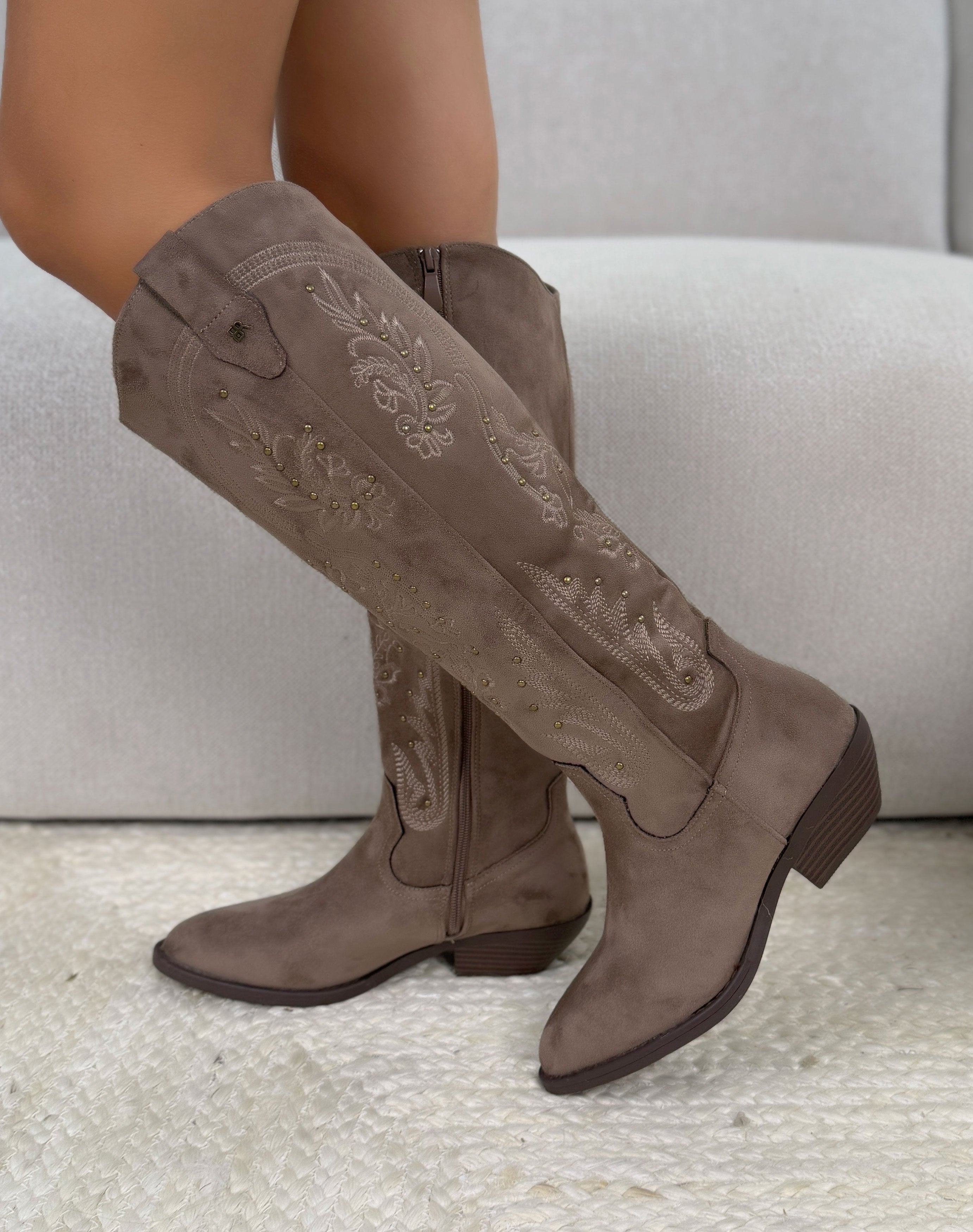 Bottes femme taupe élégantes en suédine brodée avec strass dorés et petit talon biseauté
