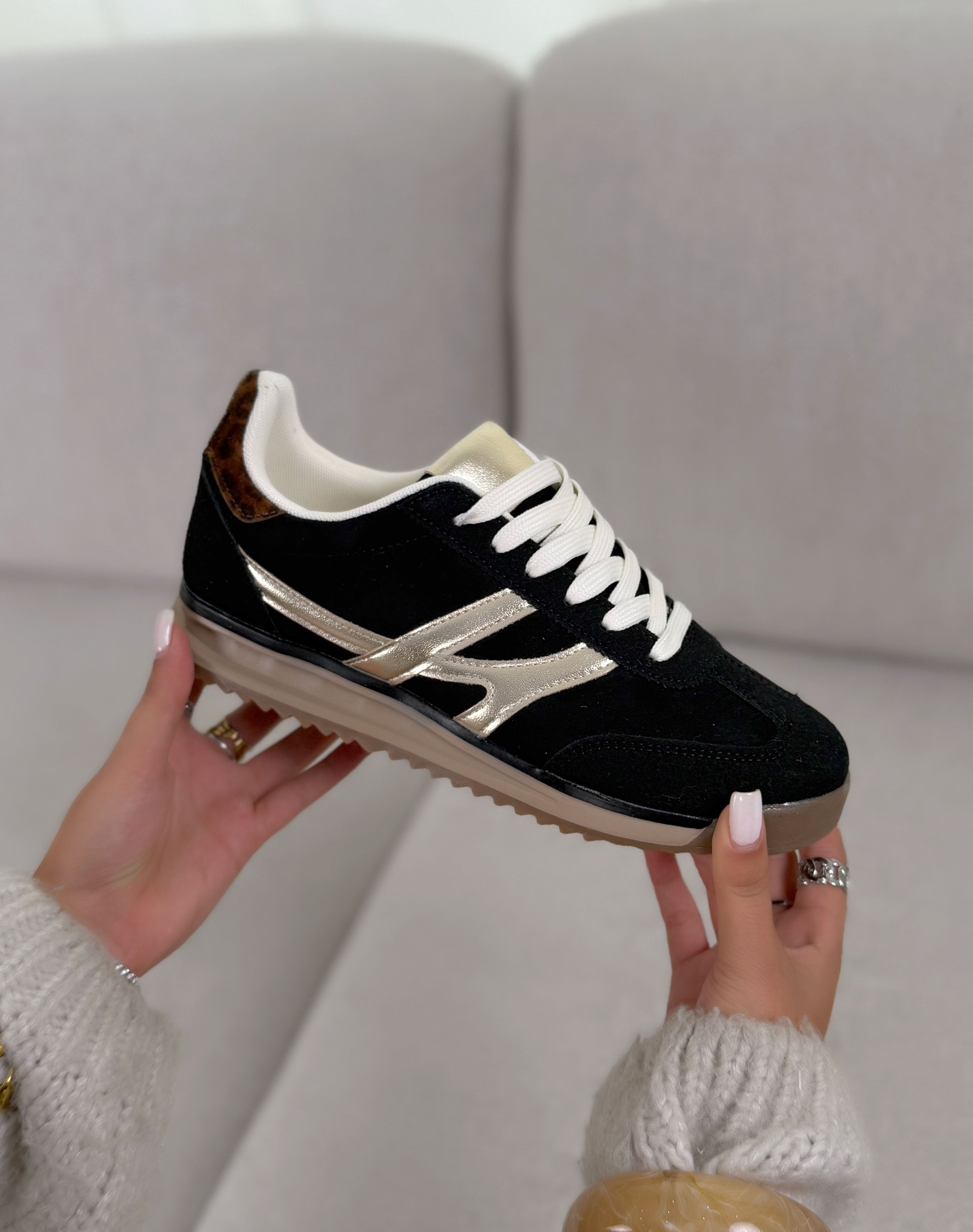 Basket femme noire tendance en suédine avec bandes dorées et détail léopard