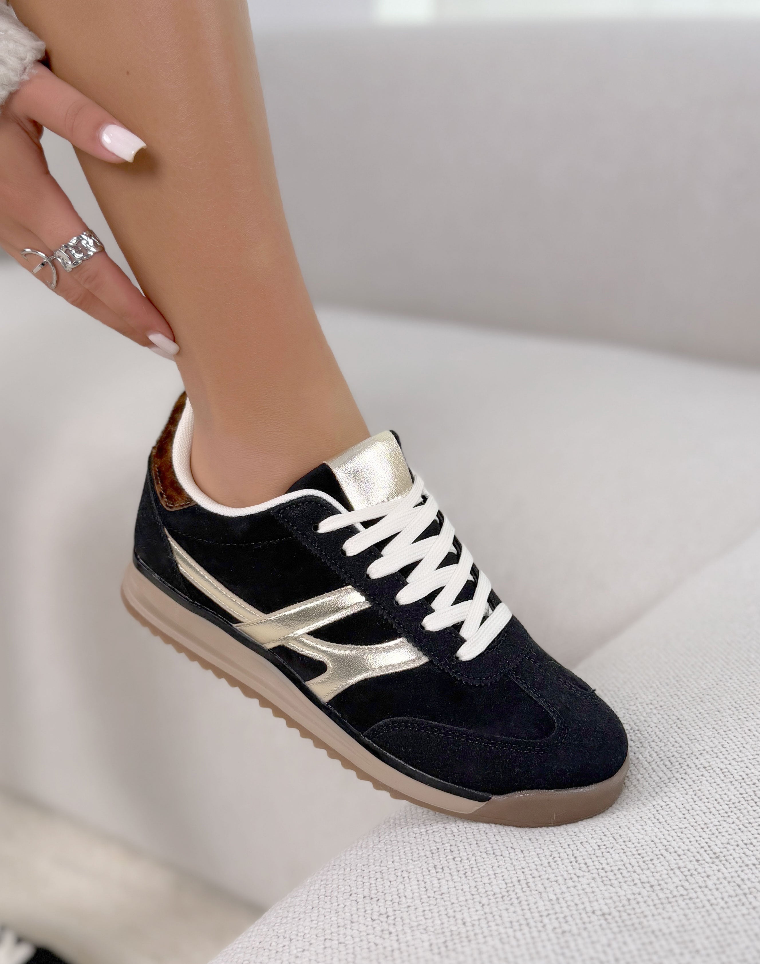 Basket femme noire tendance en suédine avec bandes dorées et détail léopard