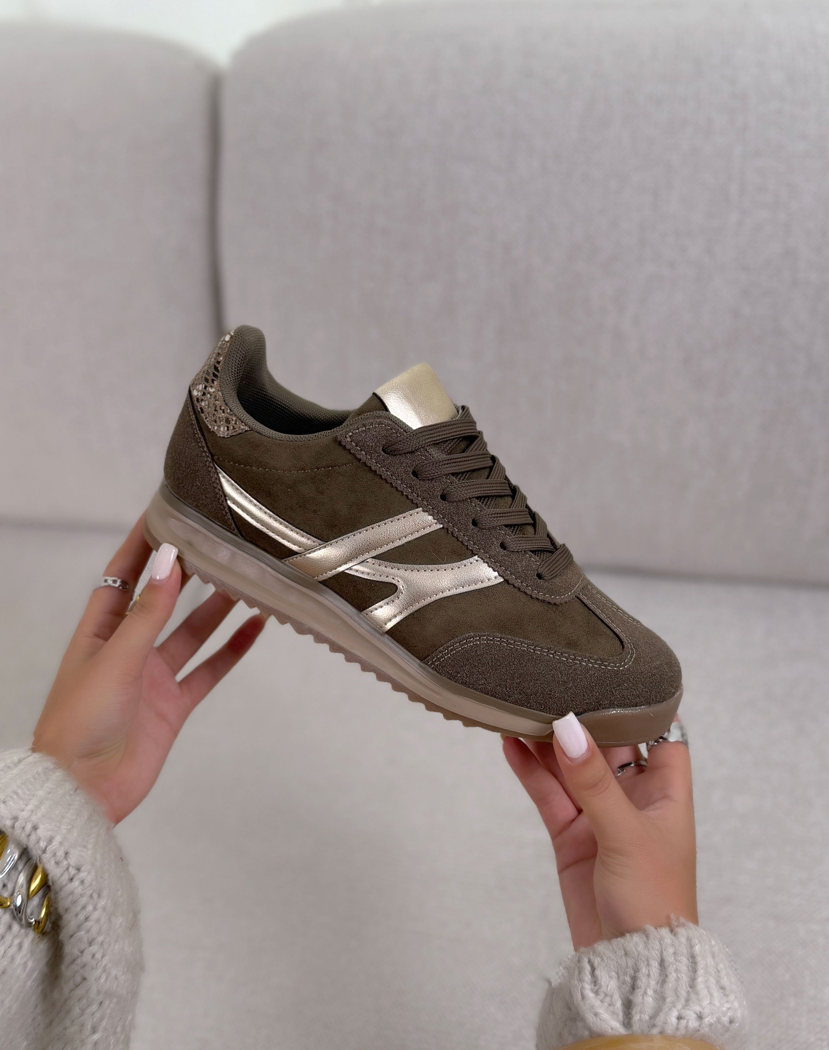 Basket femme kaki tendance en suédine avec bandes dorées et détail effet serpent