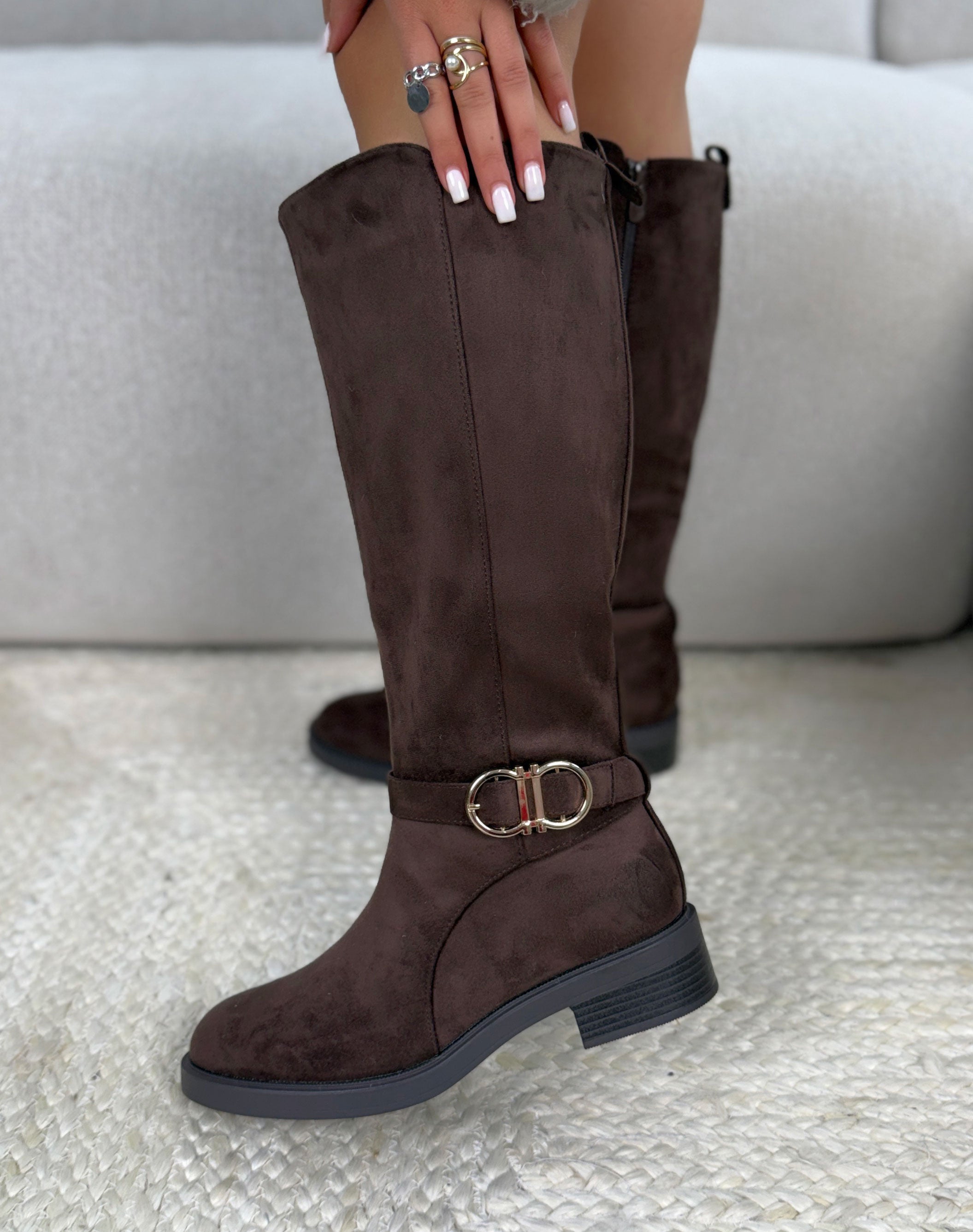 Bottes femme marron foncé élégantes en suédine avec double boucle dorée et petit talon confortable