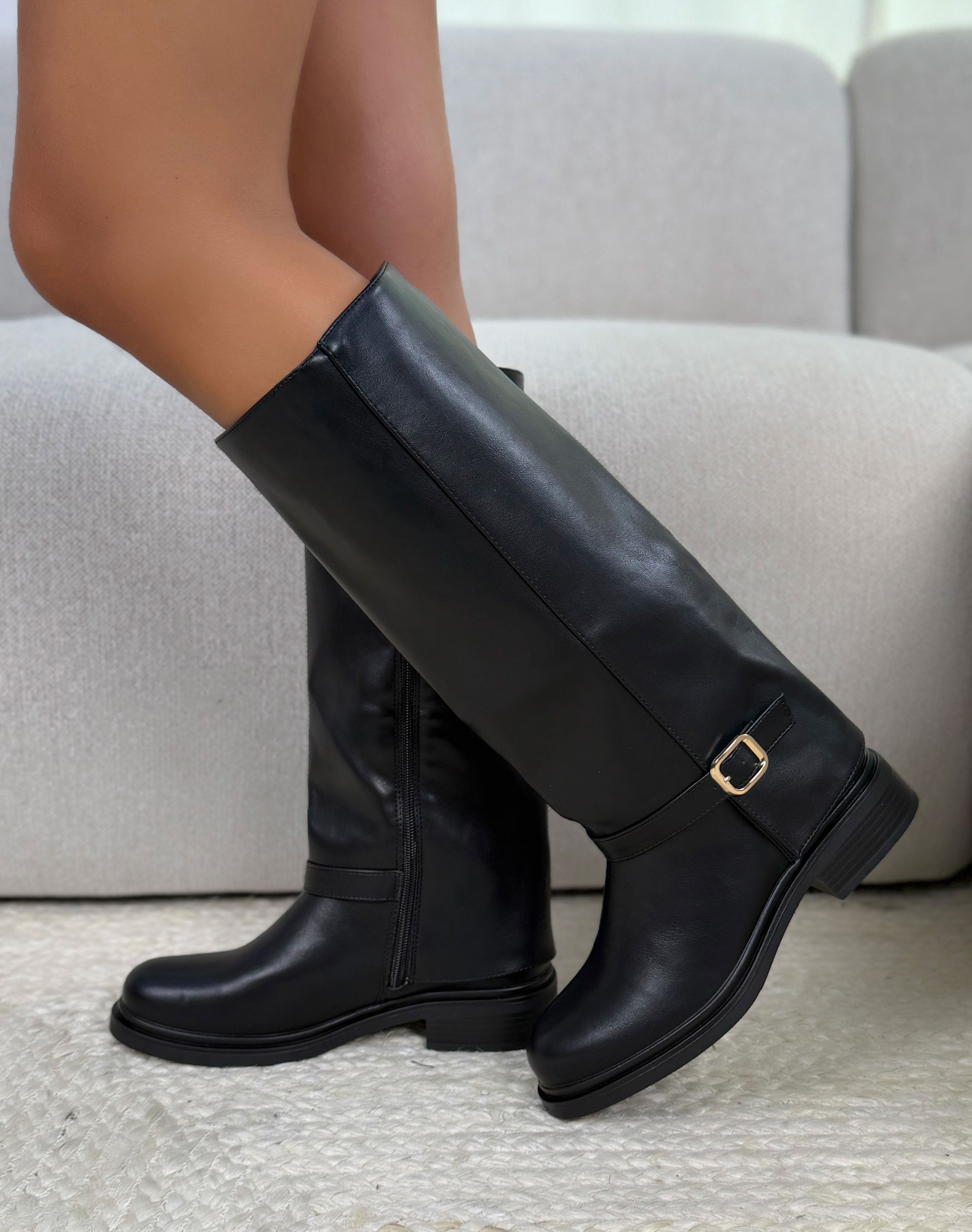 Bottes femme noires élégantes à revers avec sangle décorative dorée et petit talon confortable