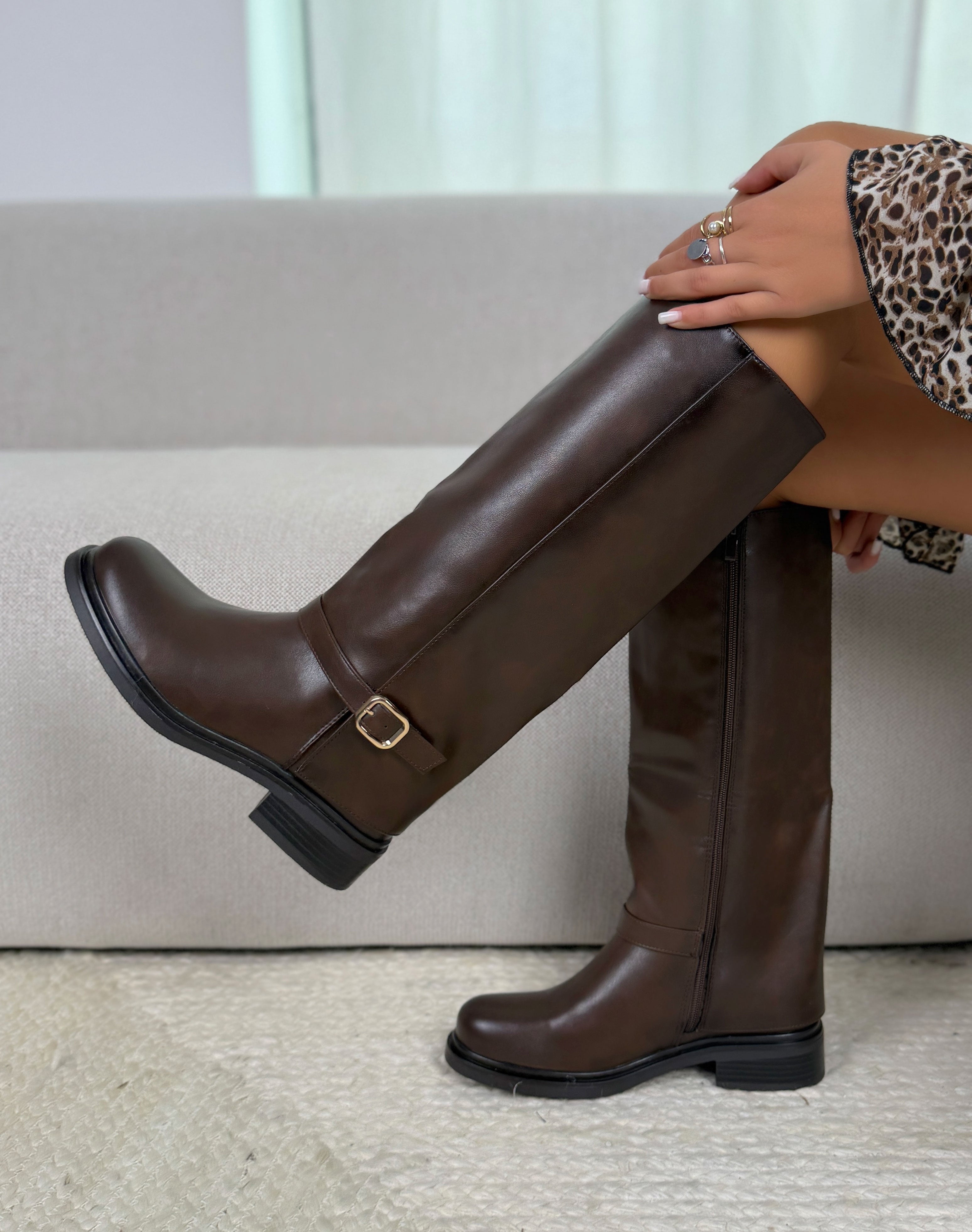 Bottes femme marron élégantes à revers avec sangle décorative dorée et petit talon confortable