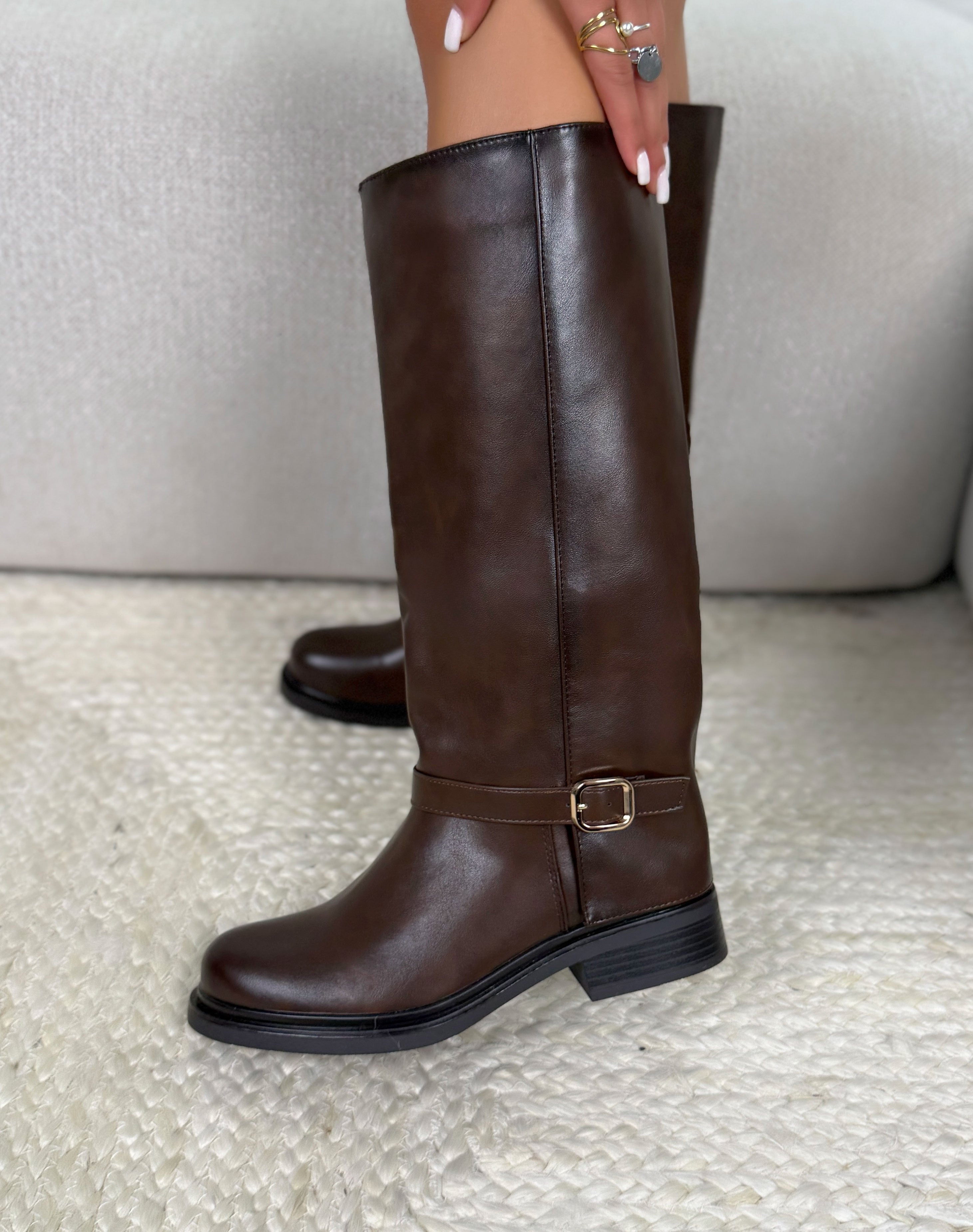 Bottes femme marron élégantes à revers avec sangle décorative dorée et petit talon confortable