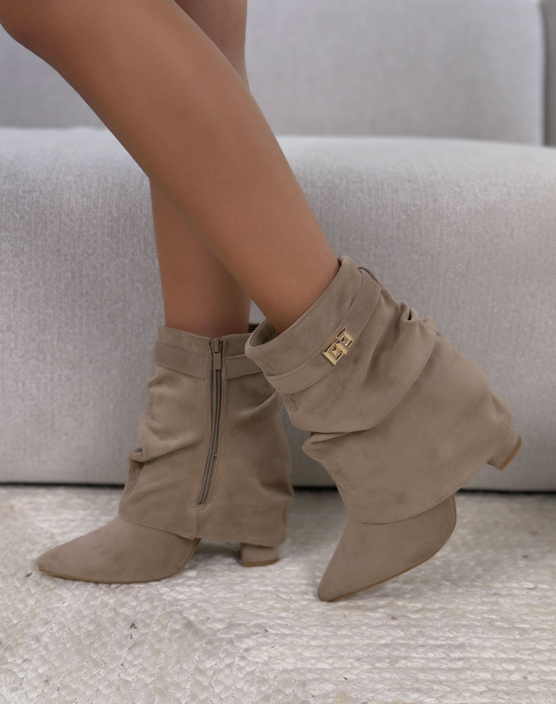 Bottines femme beige élégantes en suédine plissée à talon haut