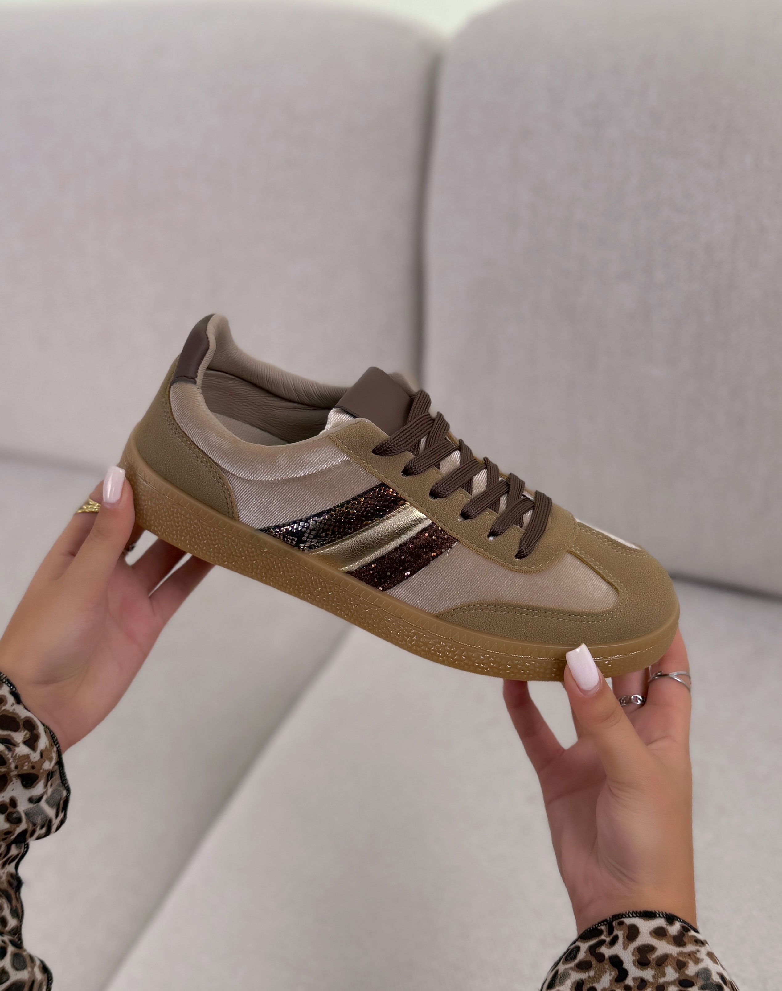 Basket femme beige tendance à bandes marron pailletées et dorées