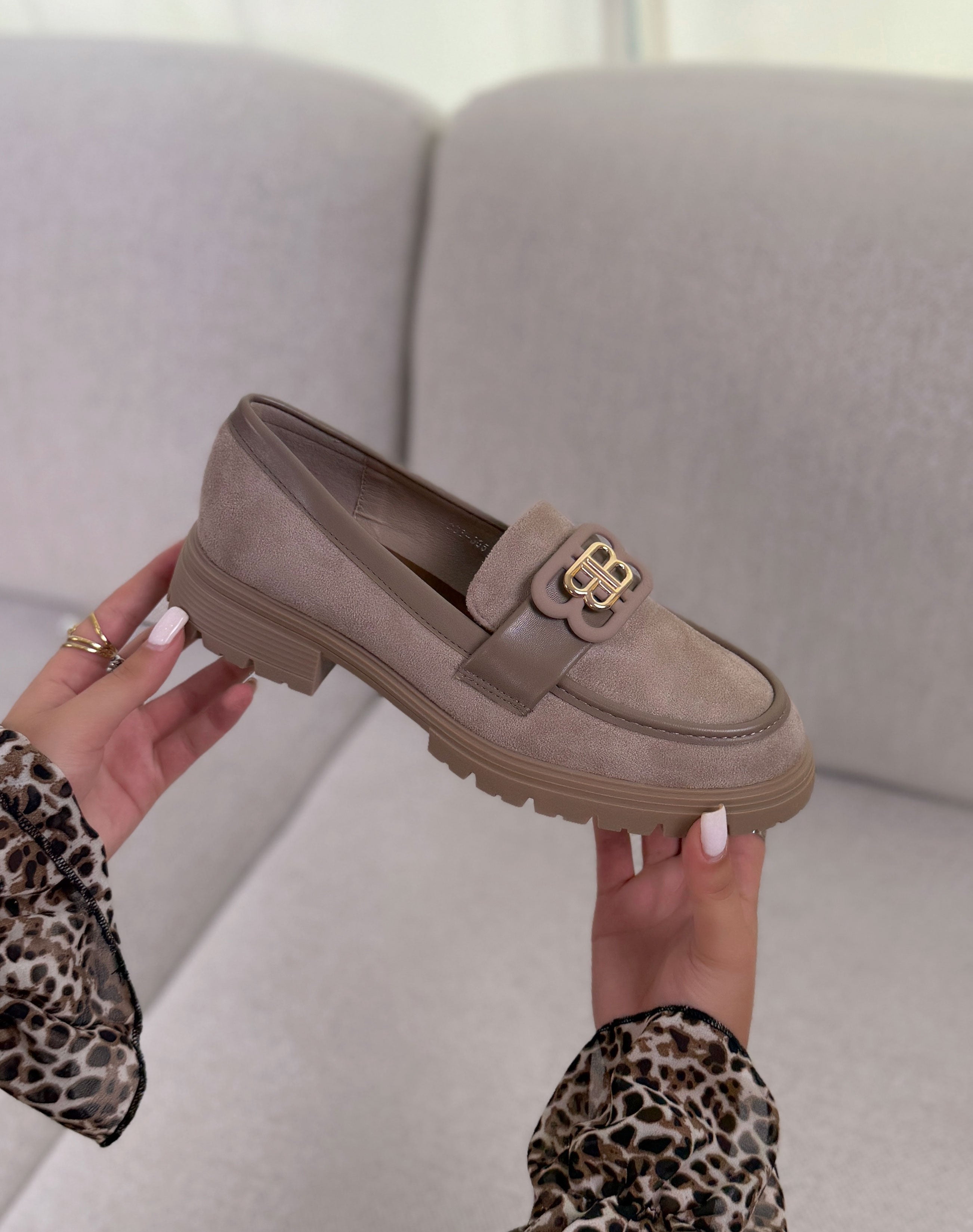 Mocassins femme beige foncé élégants bi-matière à bijou doré