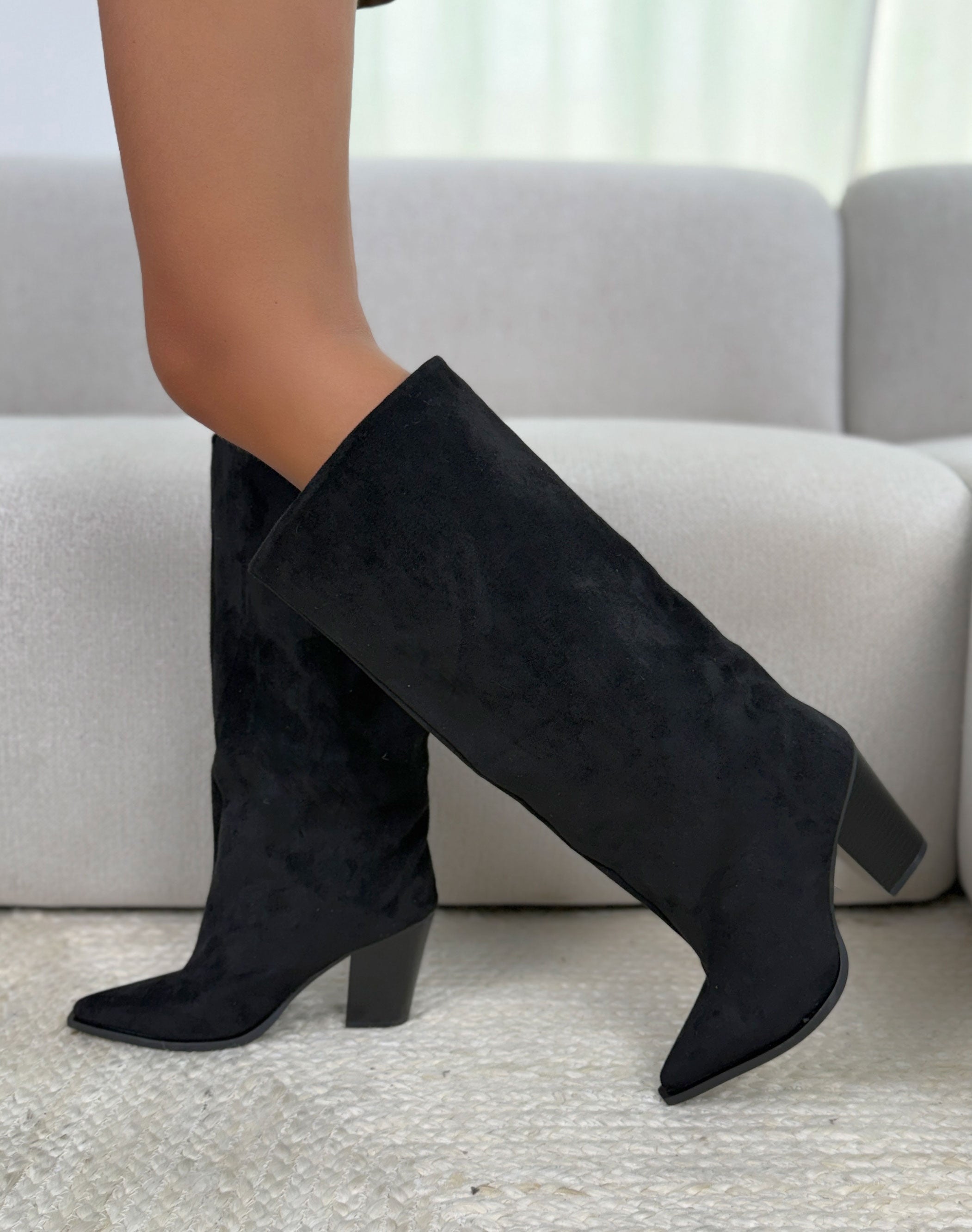 Bottes femme noires tendance en suédine à tige large et bout pointu