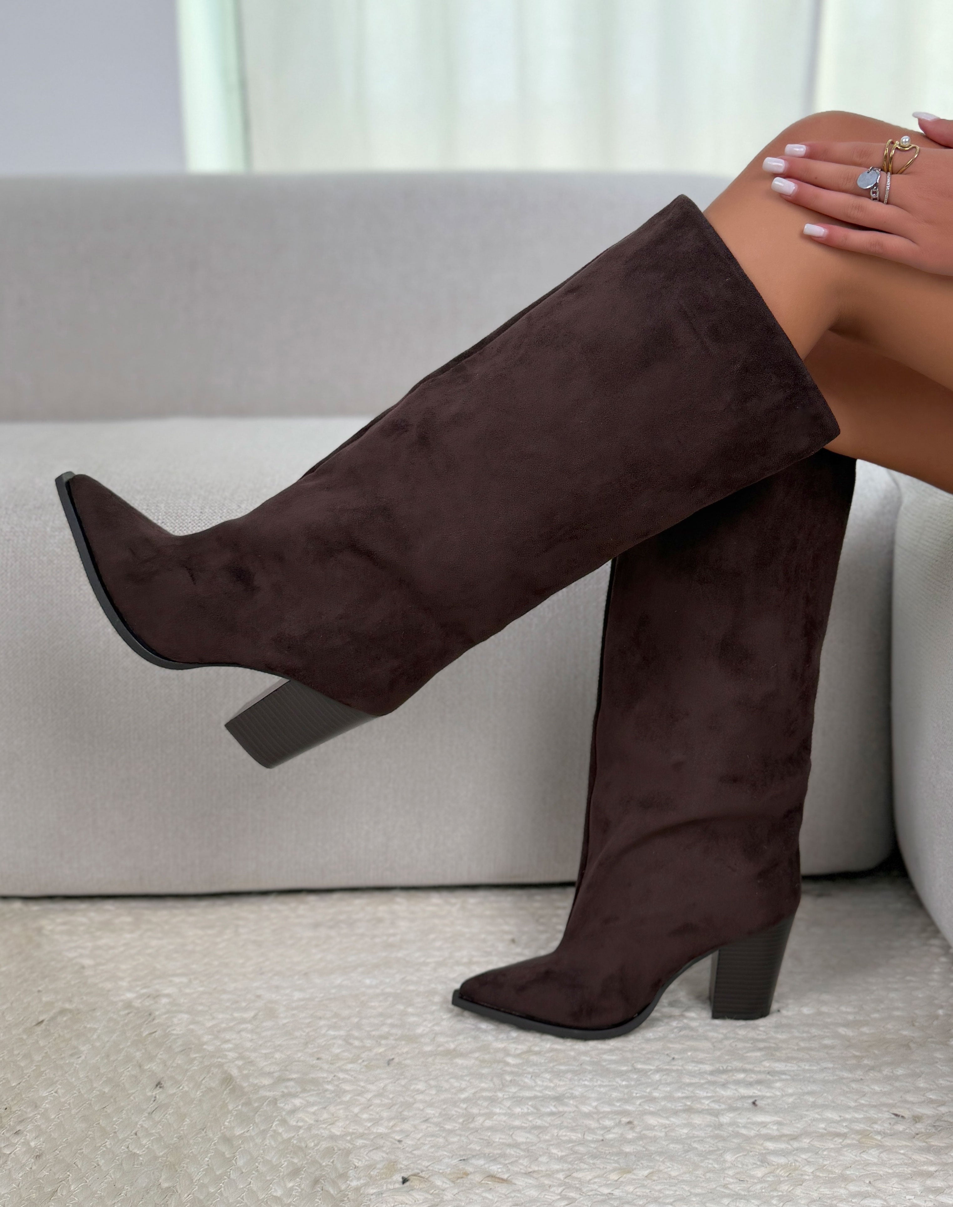 Bottes femme marron tendance en suédine à tige large et bout pointu