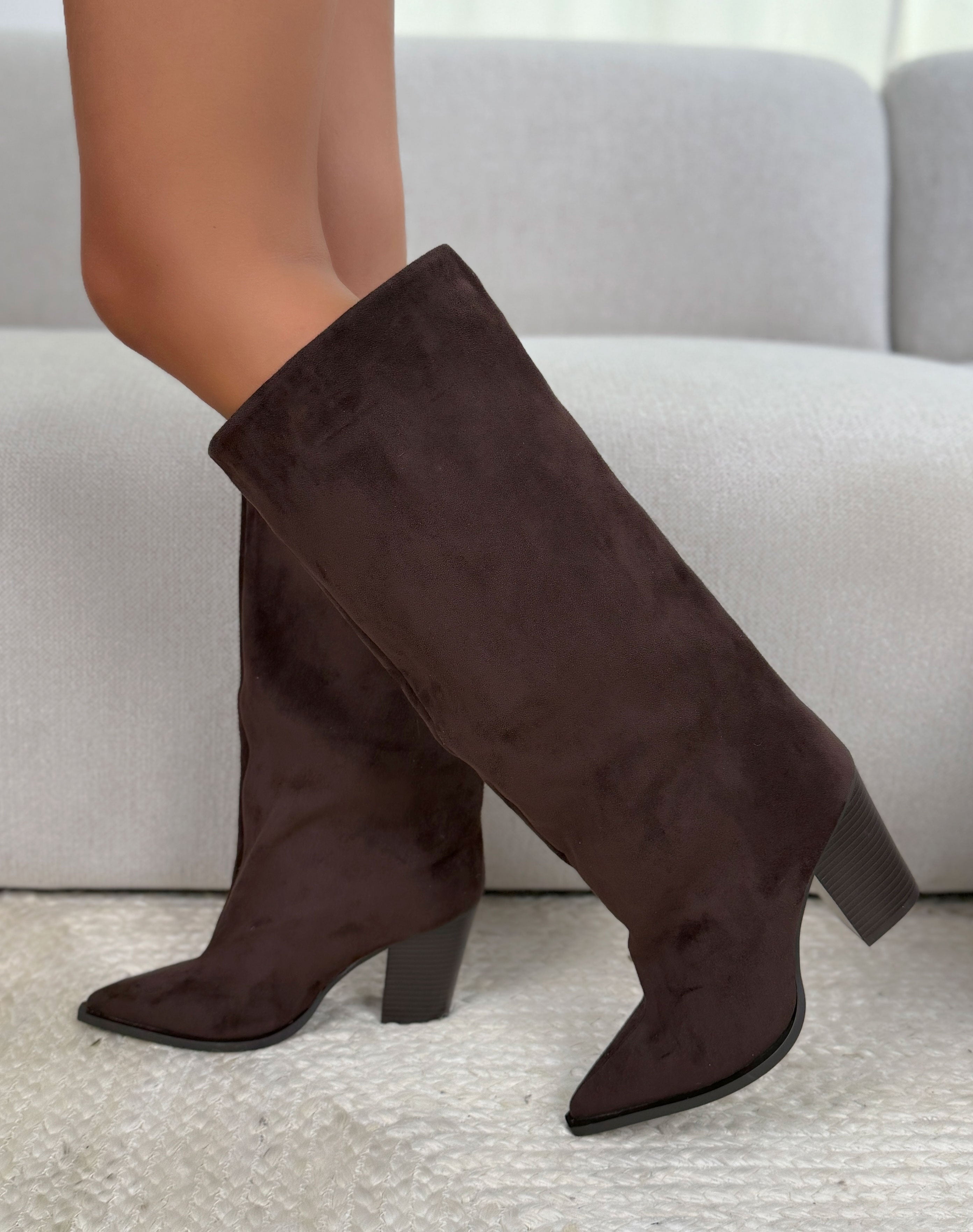 Bottes femme marron tendance en suédine à tige large et bout pointu