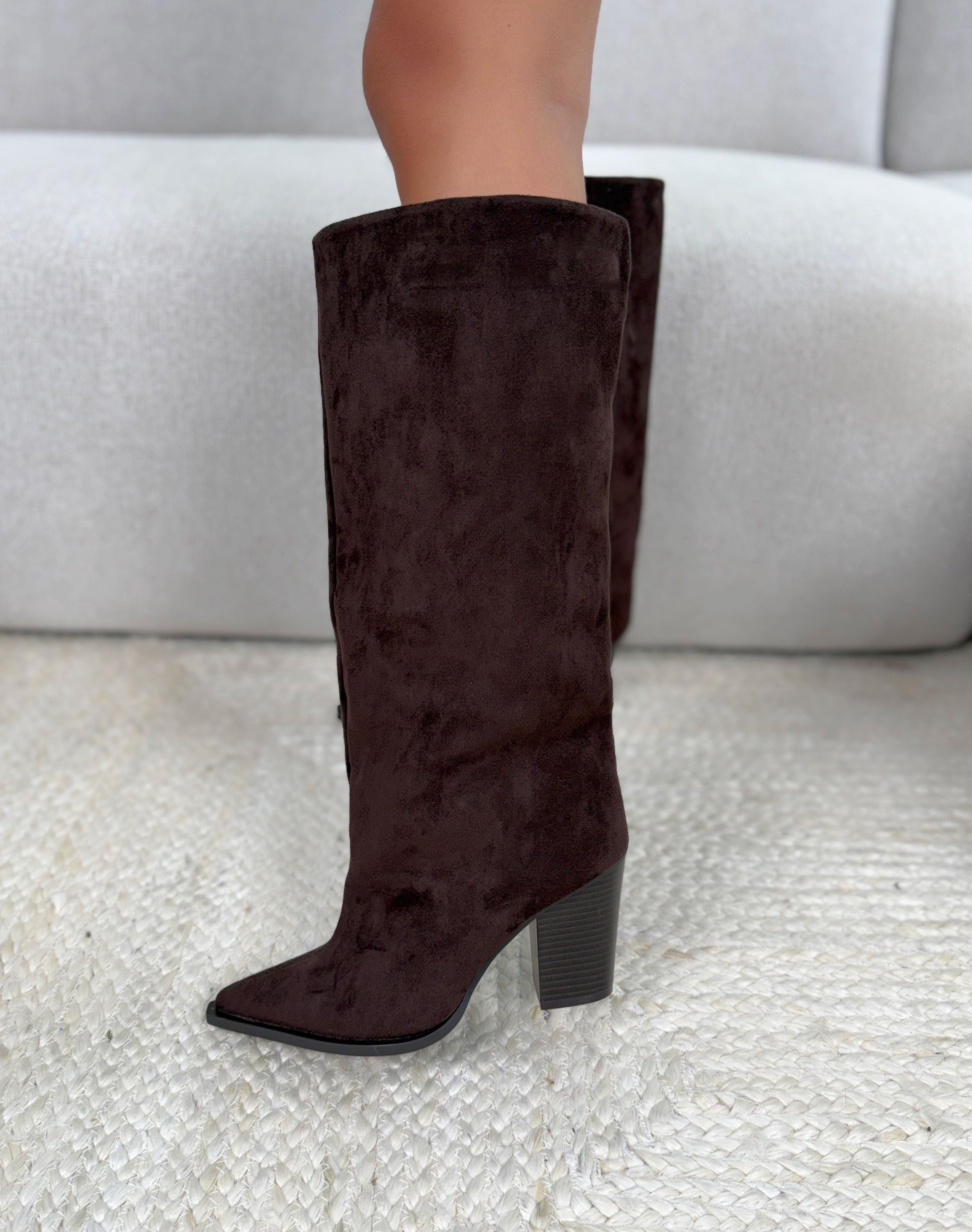 Bottes femme marron tendance en suédine à tige large et bout pointu