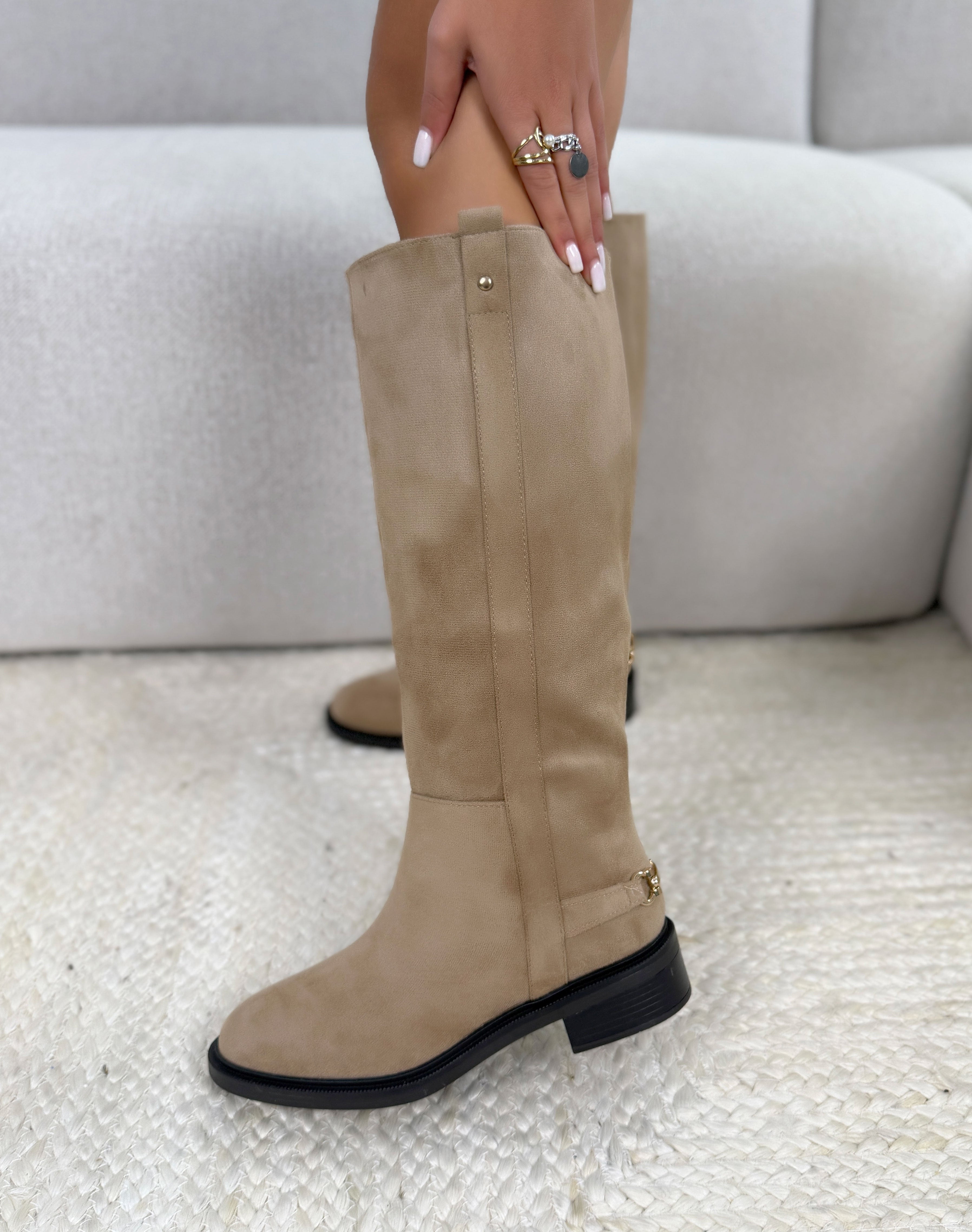 Bottes femme beige élégantes en suédine à petit talon et boucle dorée