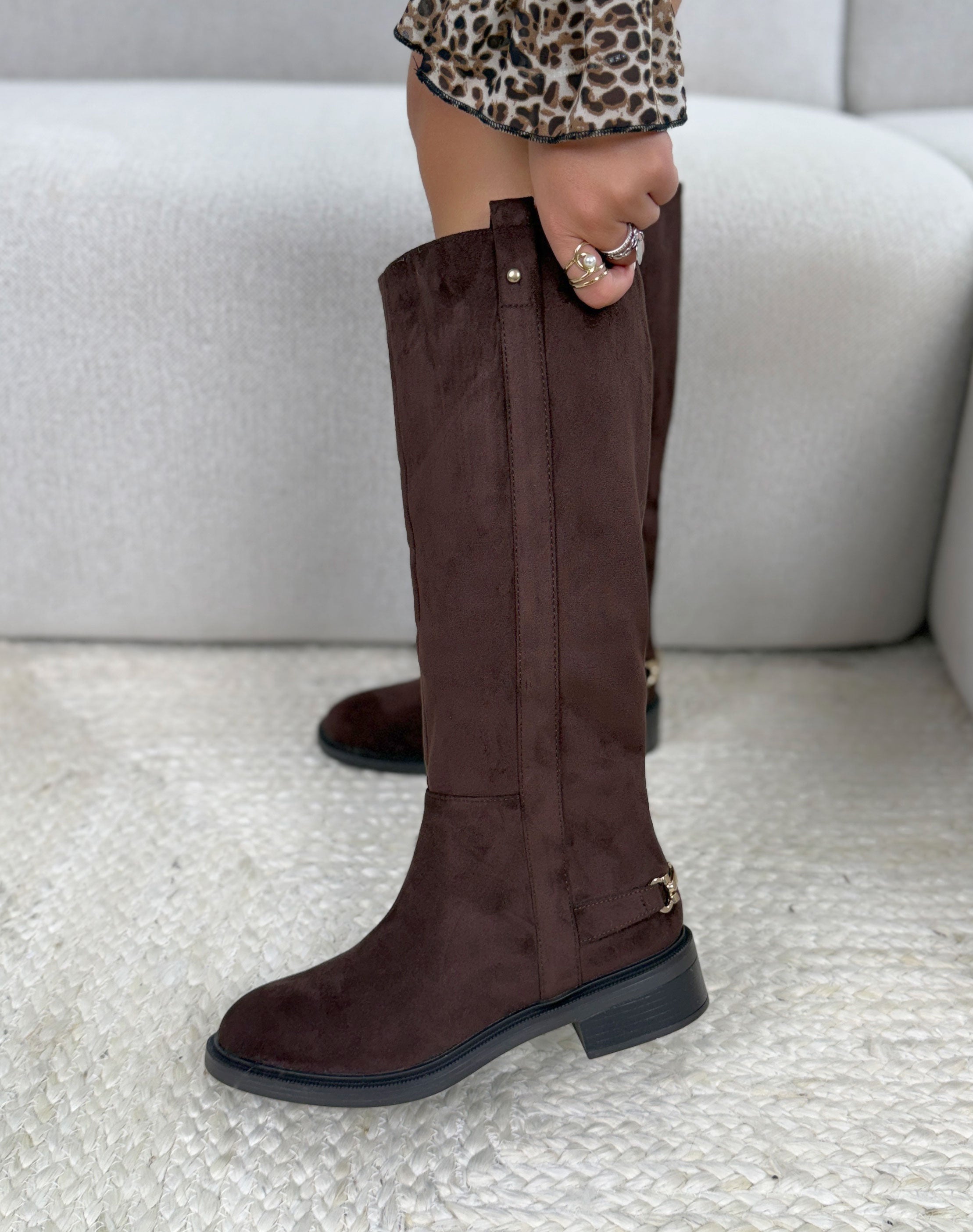 Bottes femme marron élégantes en suédine à petit talon et boucle dorée