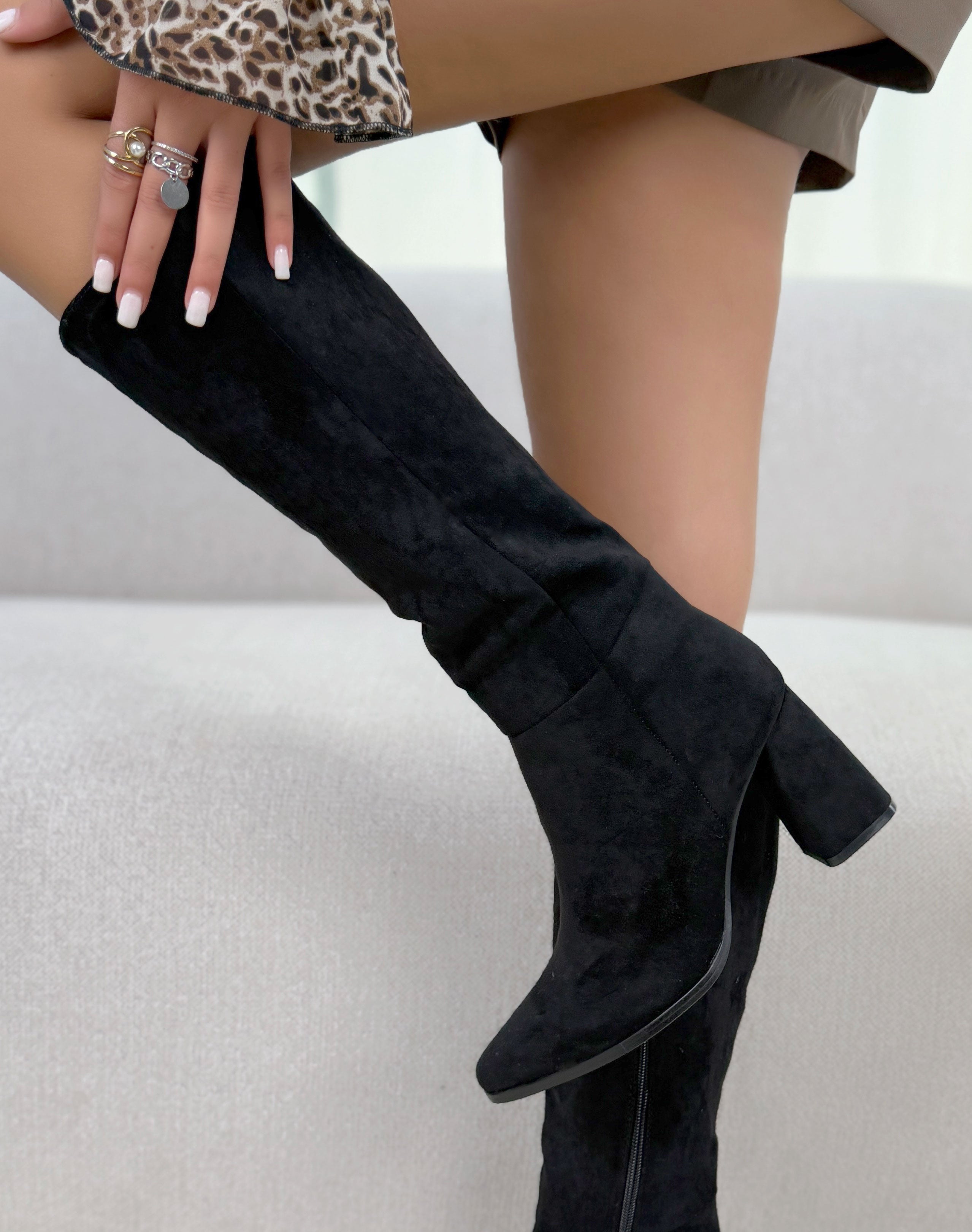 Bottes femme noires élégantes en suédine à bout pointu et talon épais carré