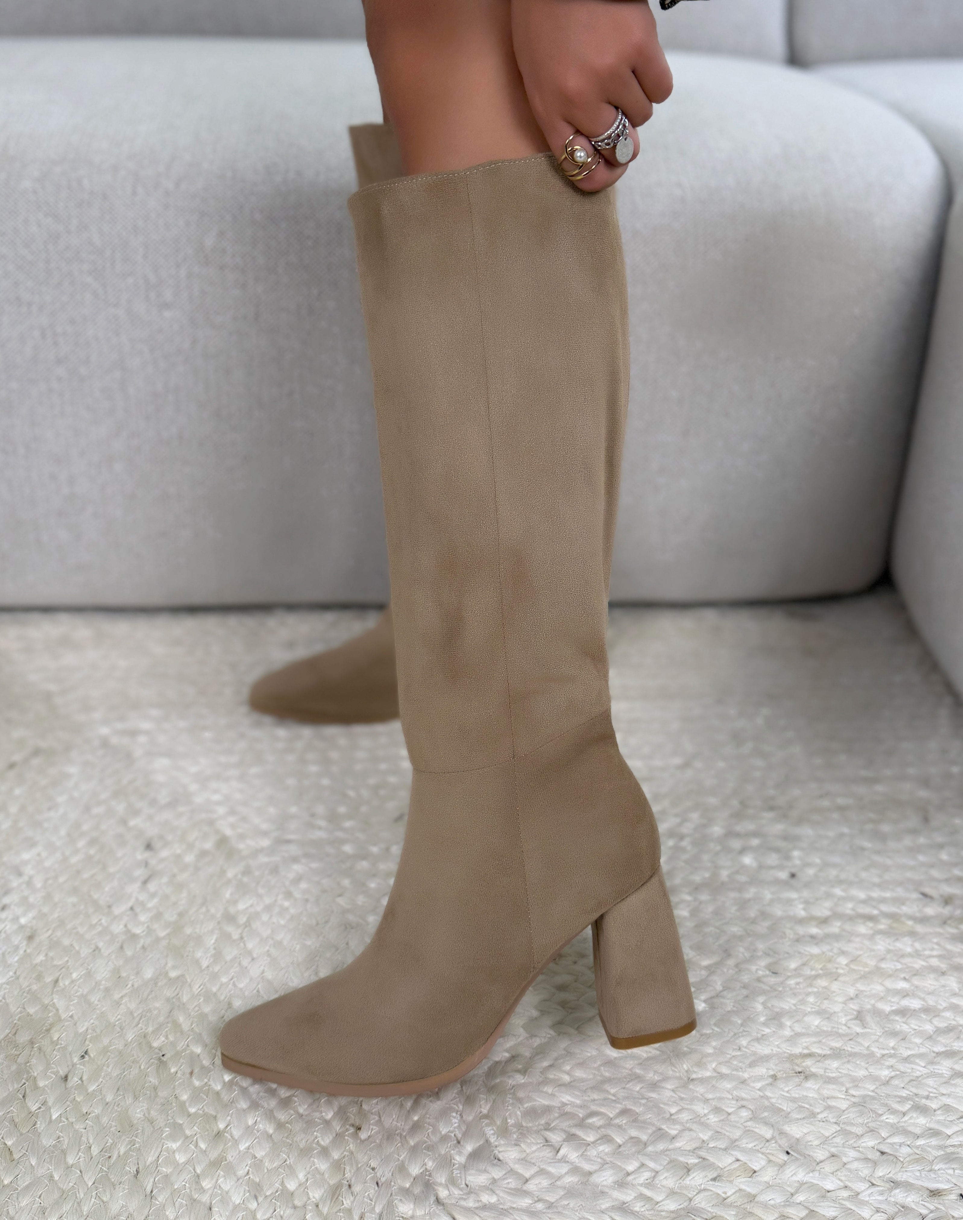 Bottes femme beige élégantes en suédine à bout pointu et talon épais carré