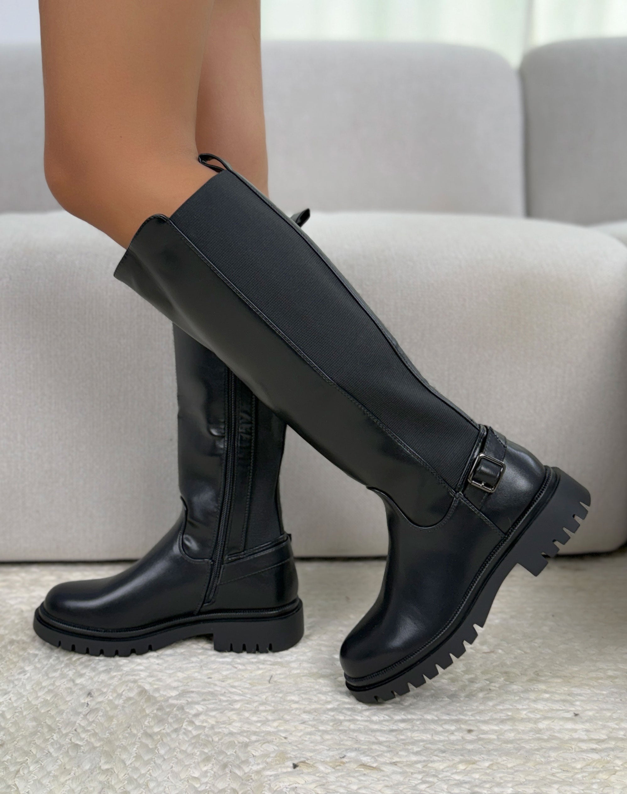 Bottes femme noires tendance à tige élastique avec sangle décorative et semelle crantée