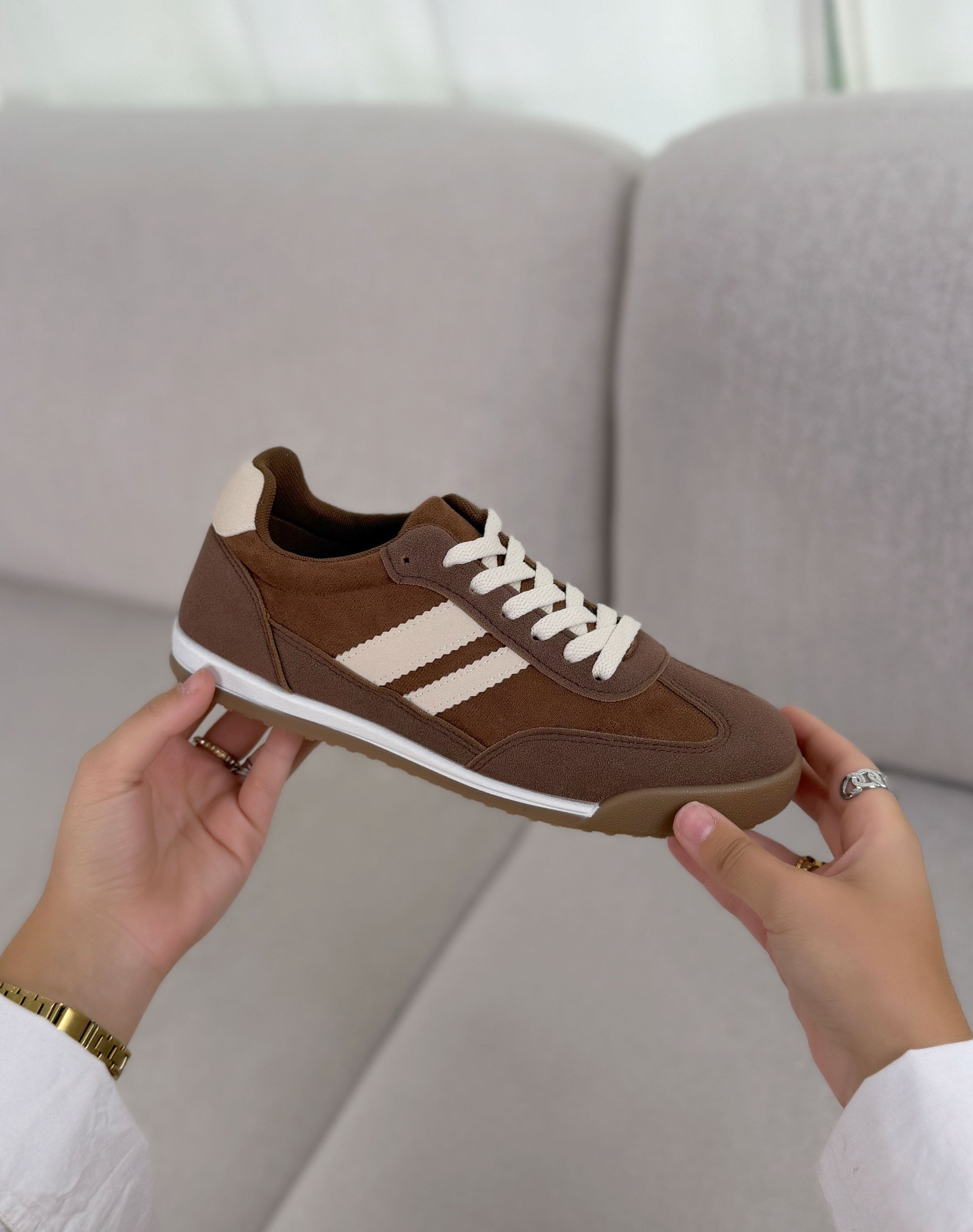 Basket femme marron tendance en suédine avec bandes blanches