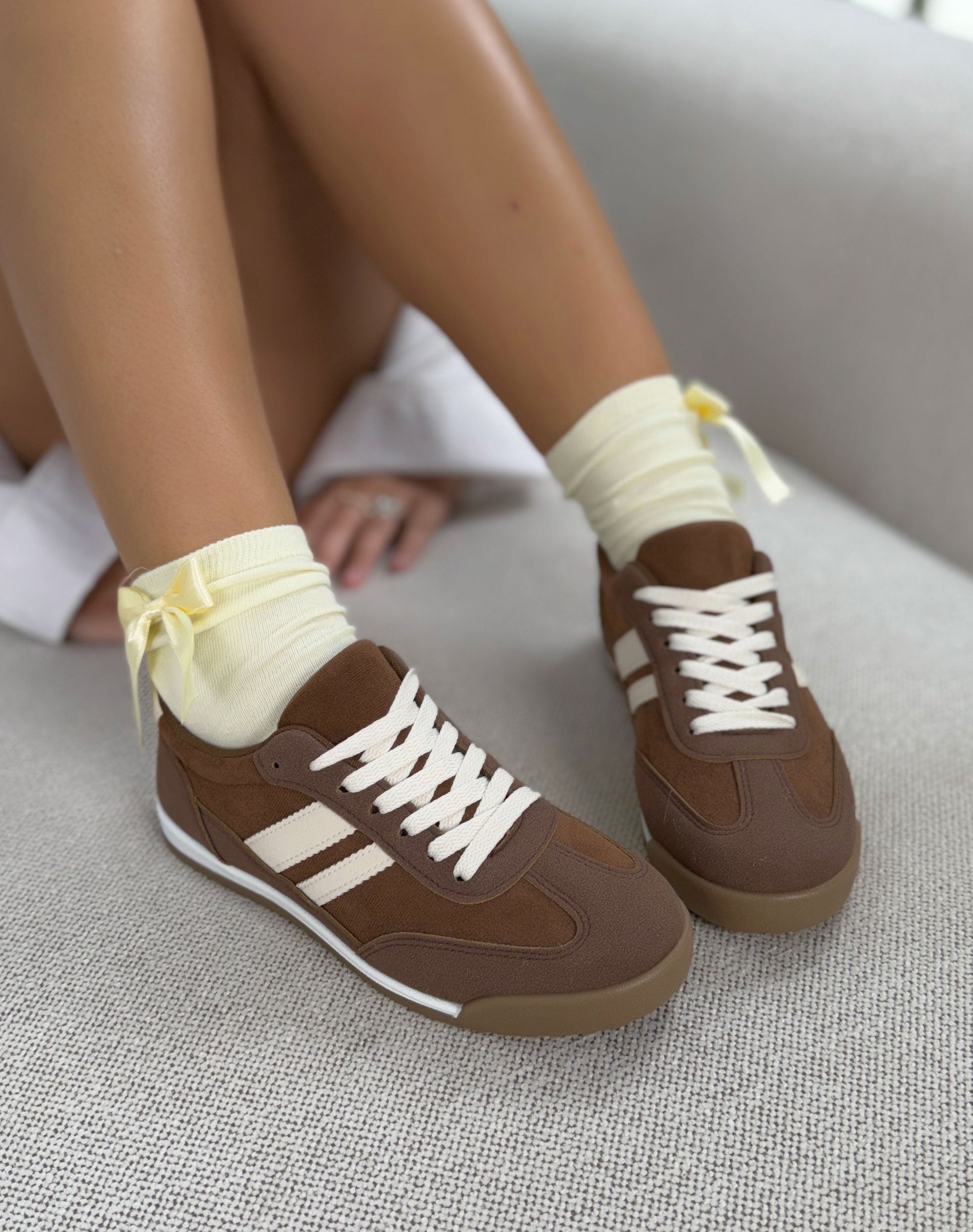 Basket femme marron tendance en suédine avec bandes blanches