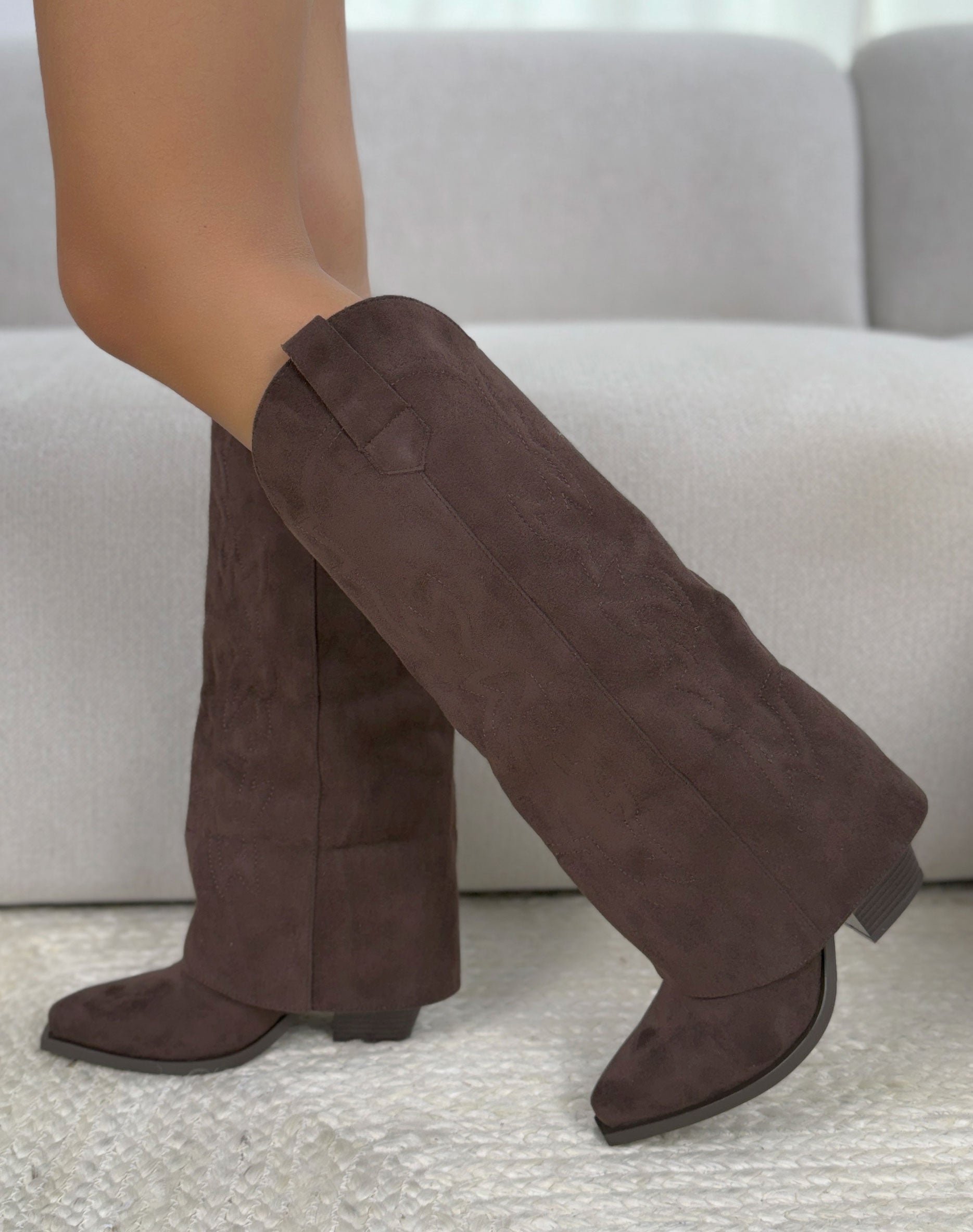 Bottes femme marron tendance à revers style western en suédine avec talon biseauté