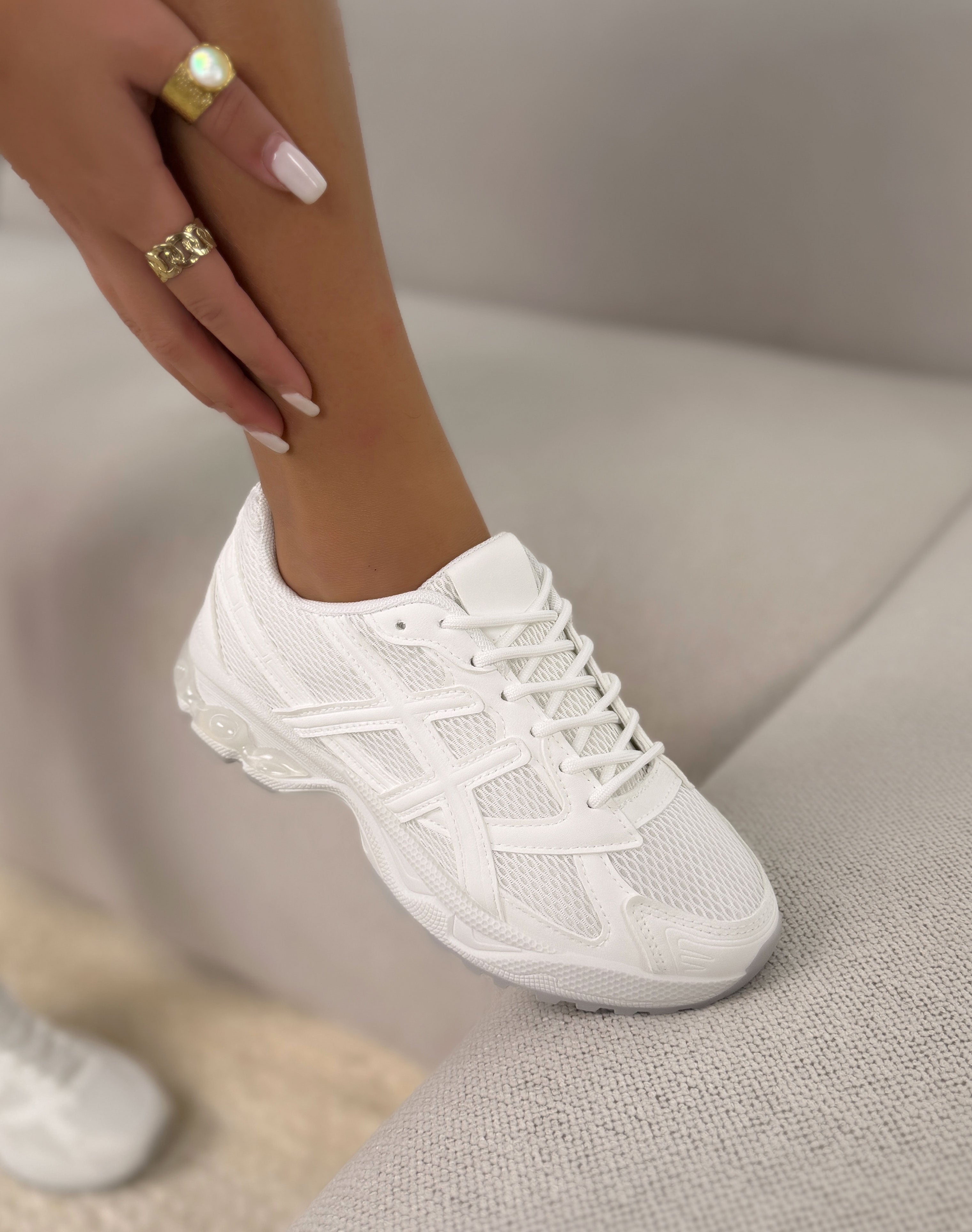 Basket femme blanche tendance à semelle épaisse et empiècements ton sur ton