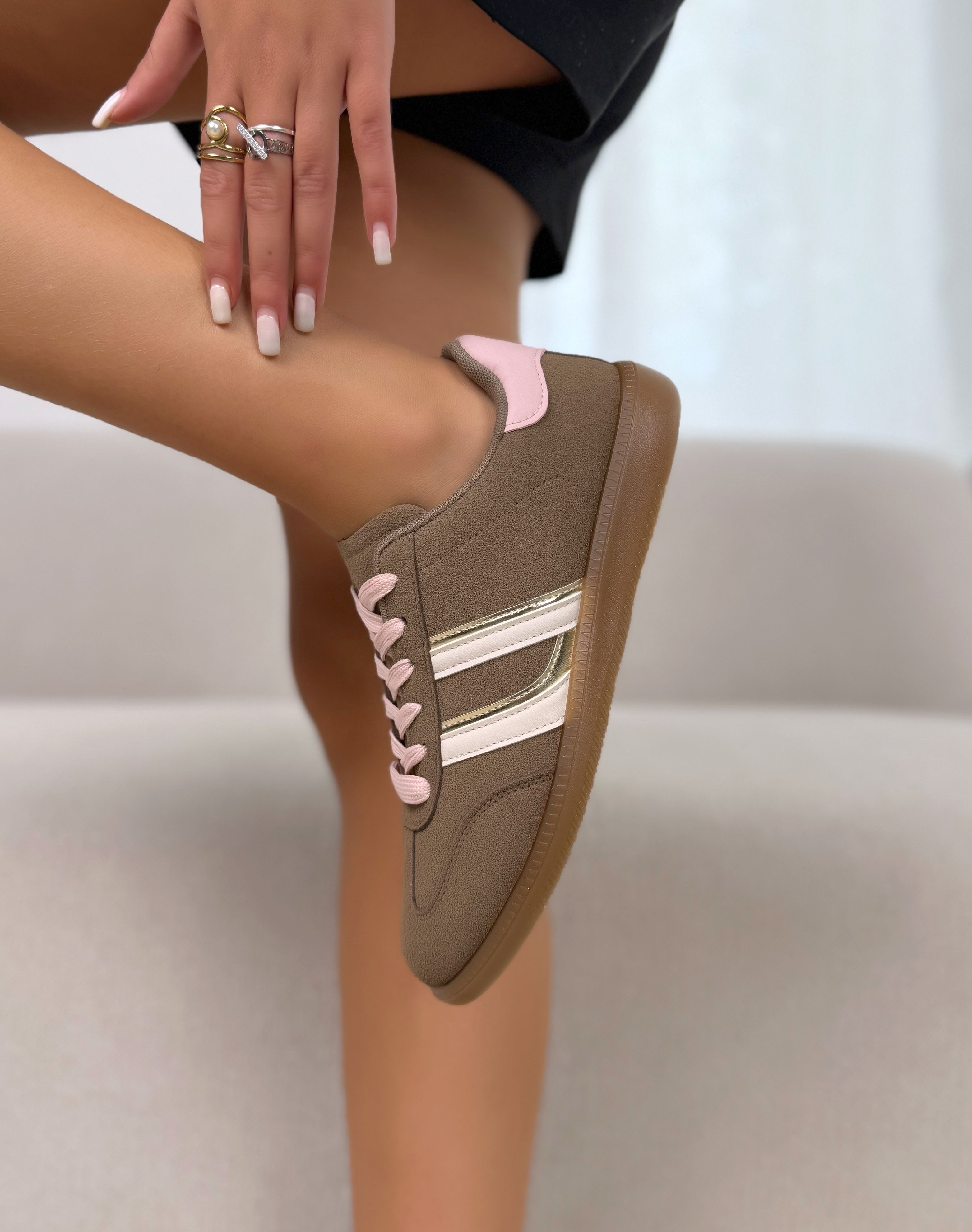 Basket femme taupe tendance en suédine à bandes dorées et blanches avec lacets roses