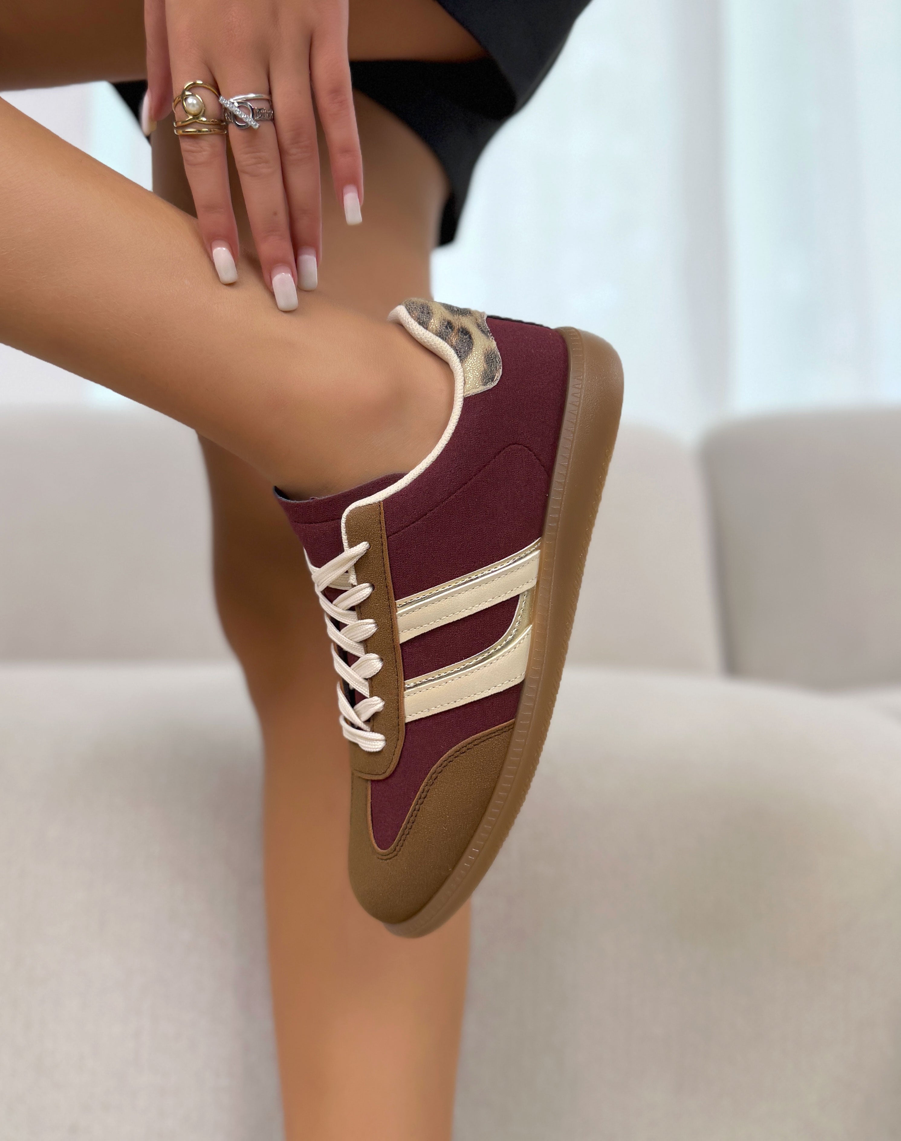 Basket femme bordeaux et camel tendance en suédine à bandes dorées et beiges avec empiècement léopard