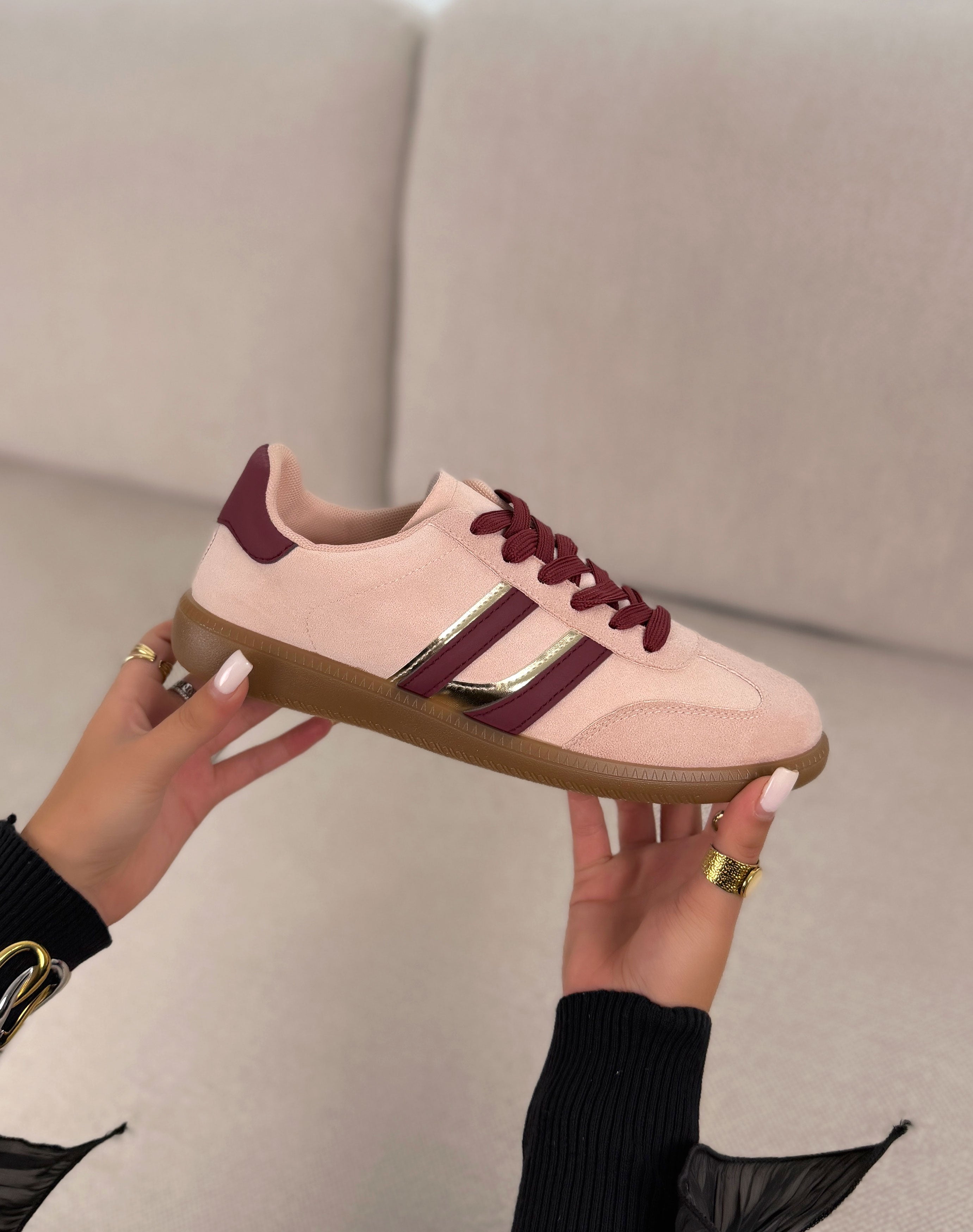 Basket femme rose pâle tendance en suédine à bandes bordeaux et dorées avec semelle plate