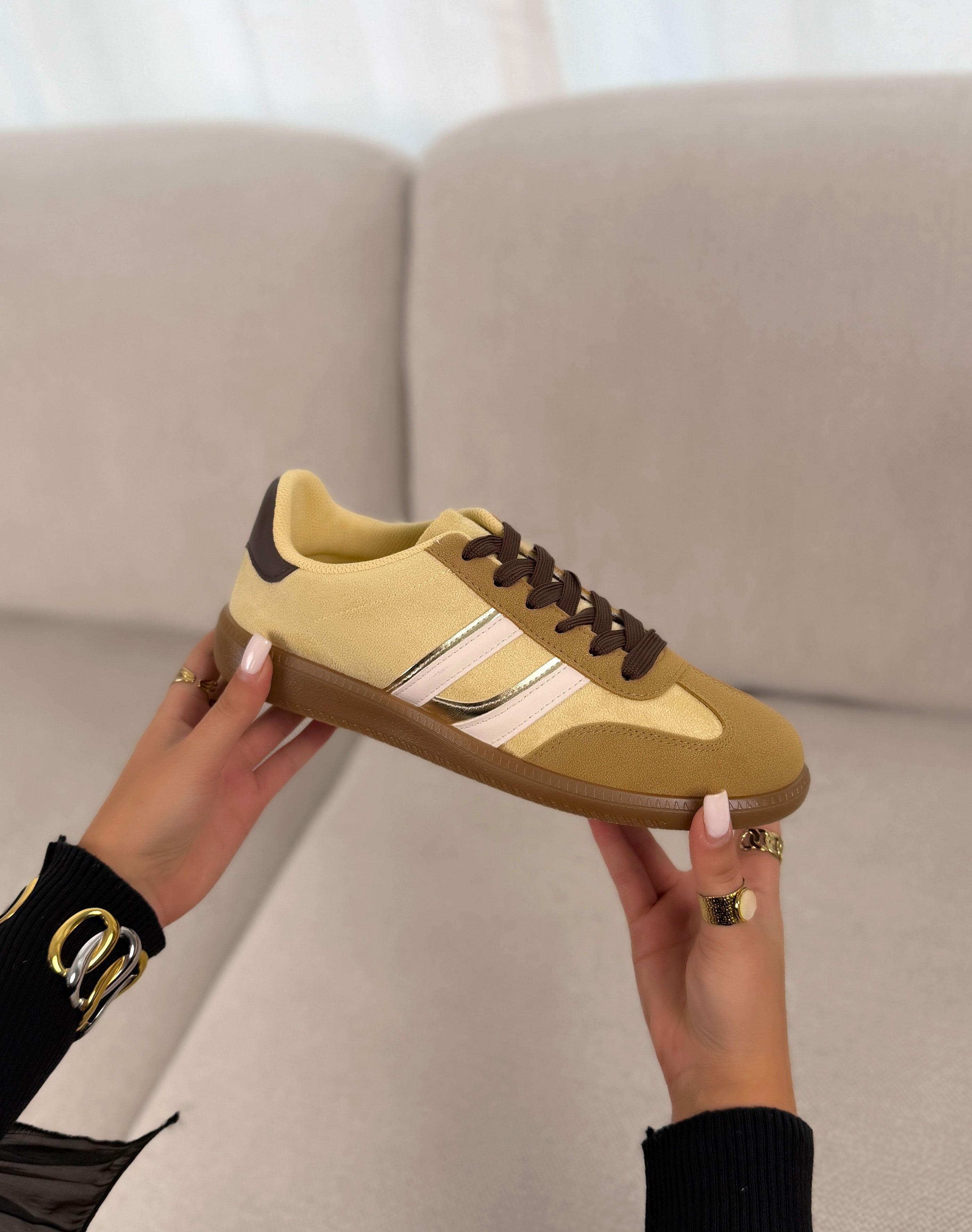 Basket femme jaune tendance en suédine à bandes dorées et blanches avec lacets marron