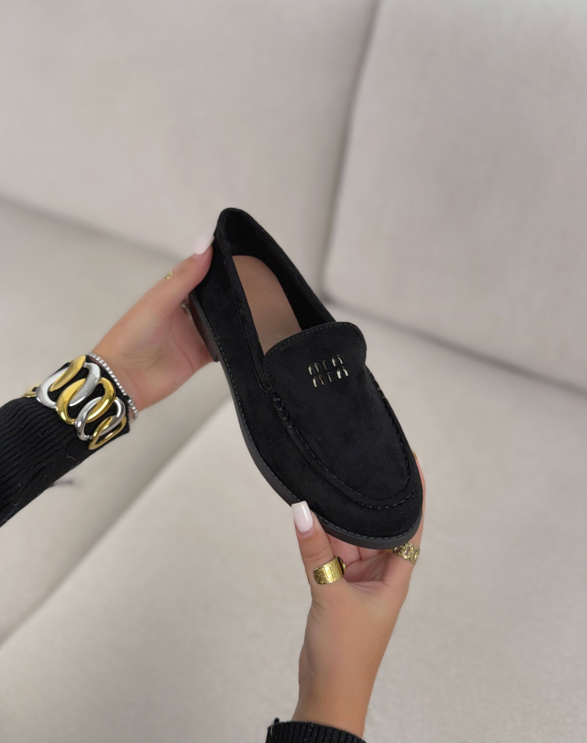 Mocassin femme noir élégant en suédine avec détails dorés