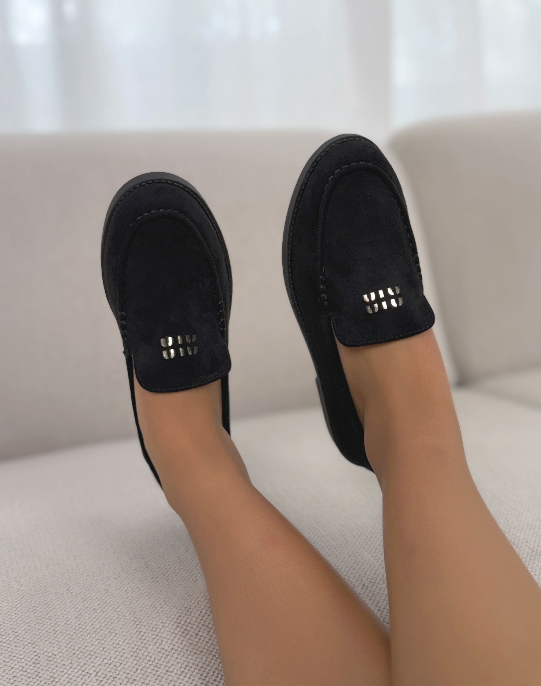 Mocassin femme noir élégant en suédine avec détails dorés