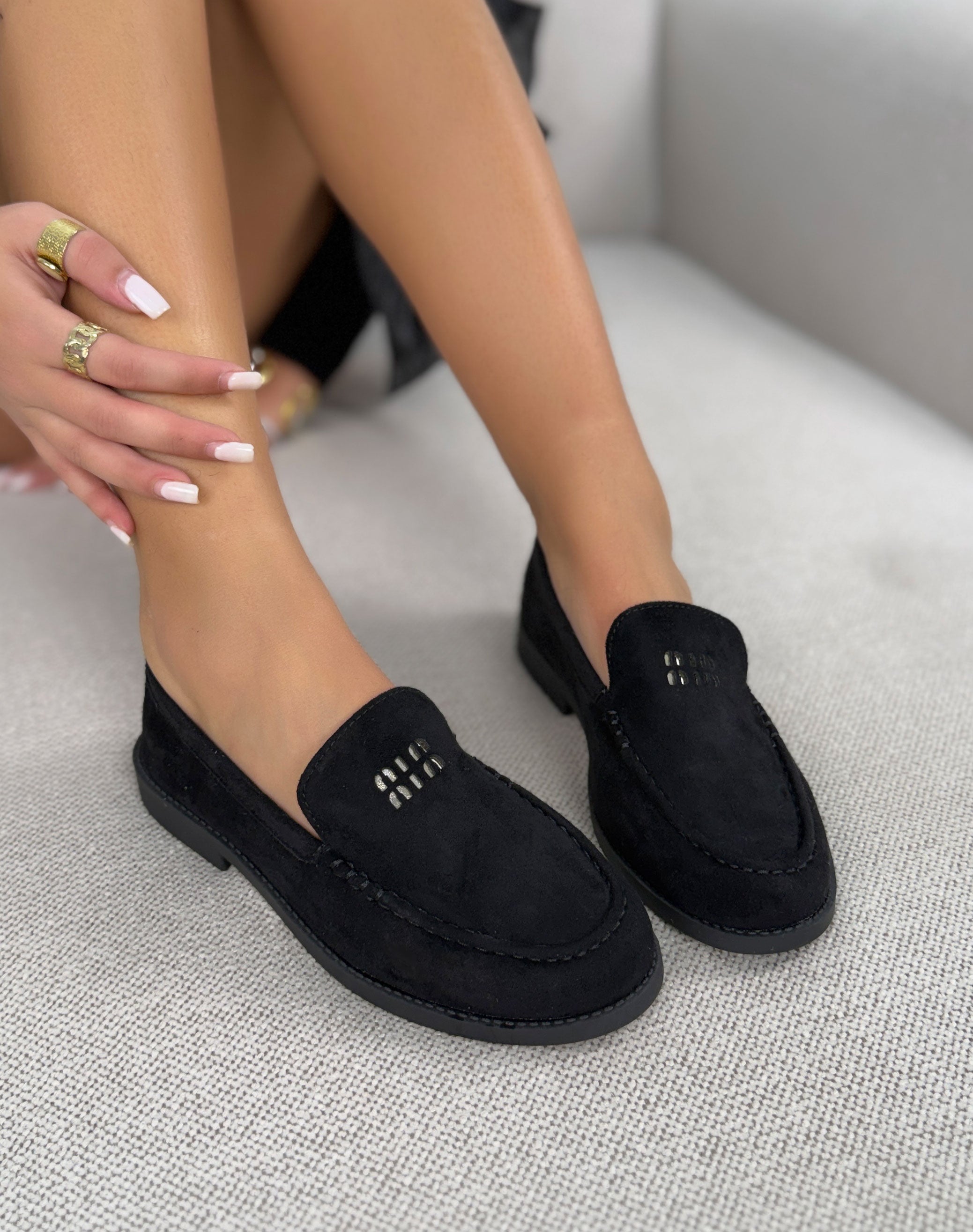 Mocassin femme noir élégant en suédine avec détails dorés