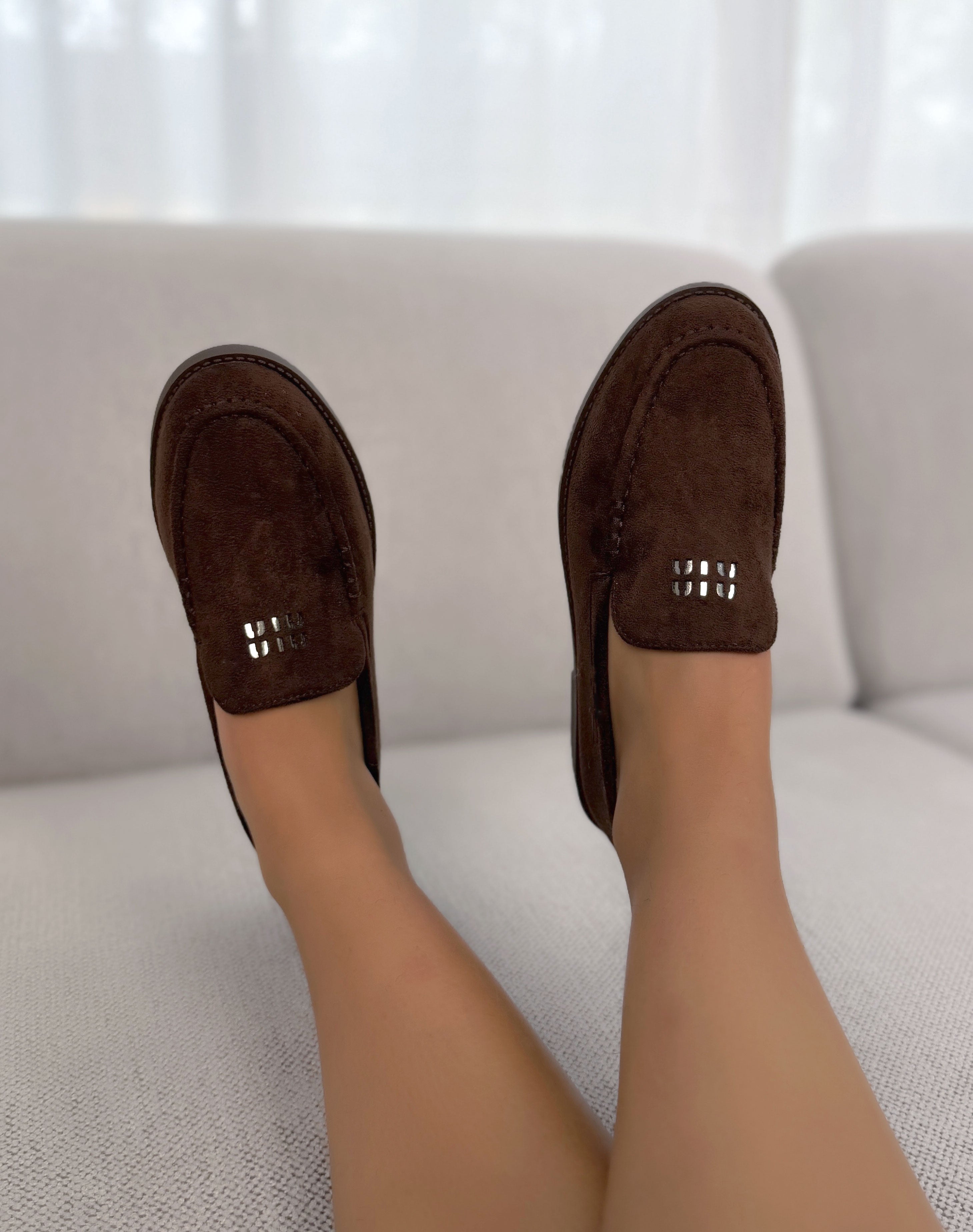 Mocassin femme marron élégant en suédine avec détails dorés