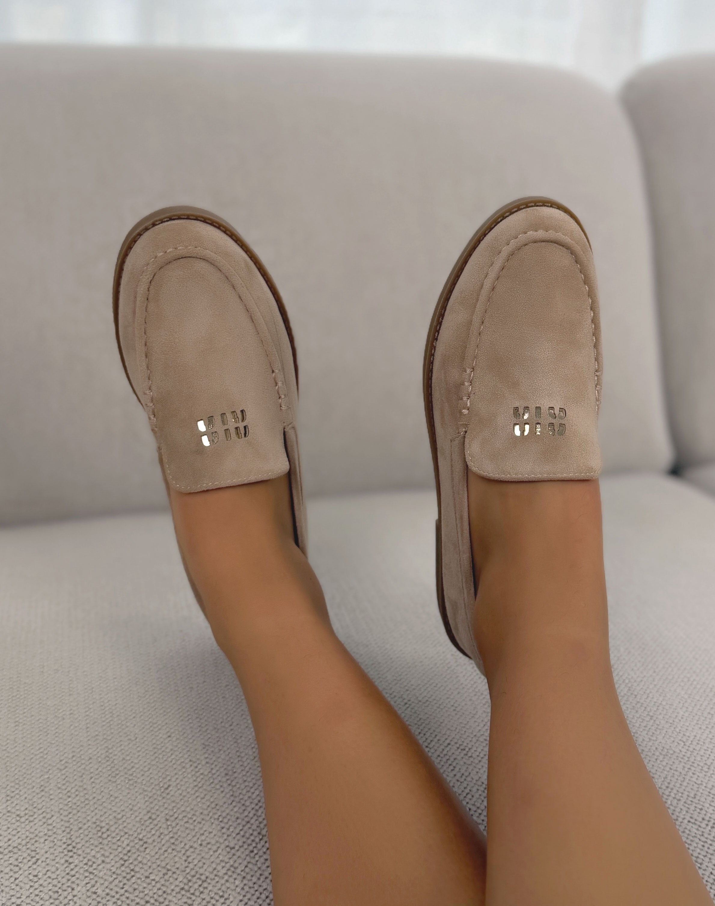 Mocassin femme beige élégant en suédine avec détails dorés