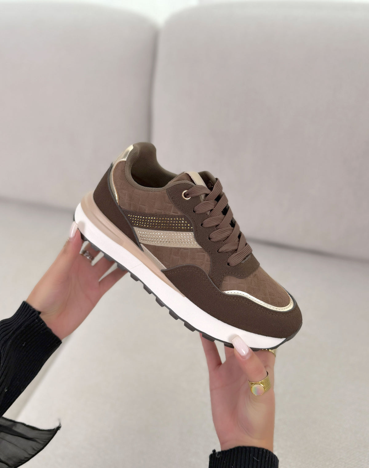 Basket femme marron tendance en suédine à semelle épaisse et bandes strass