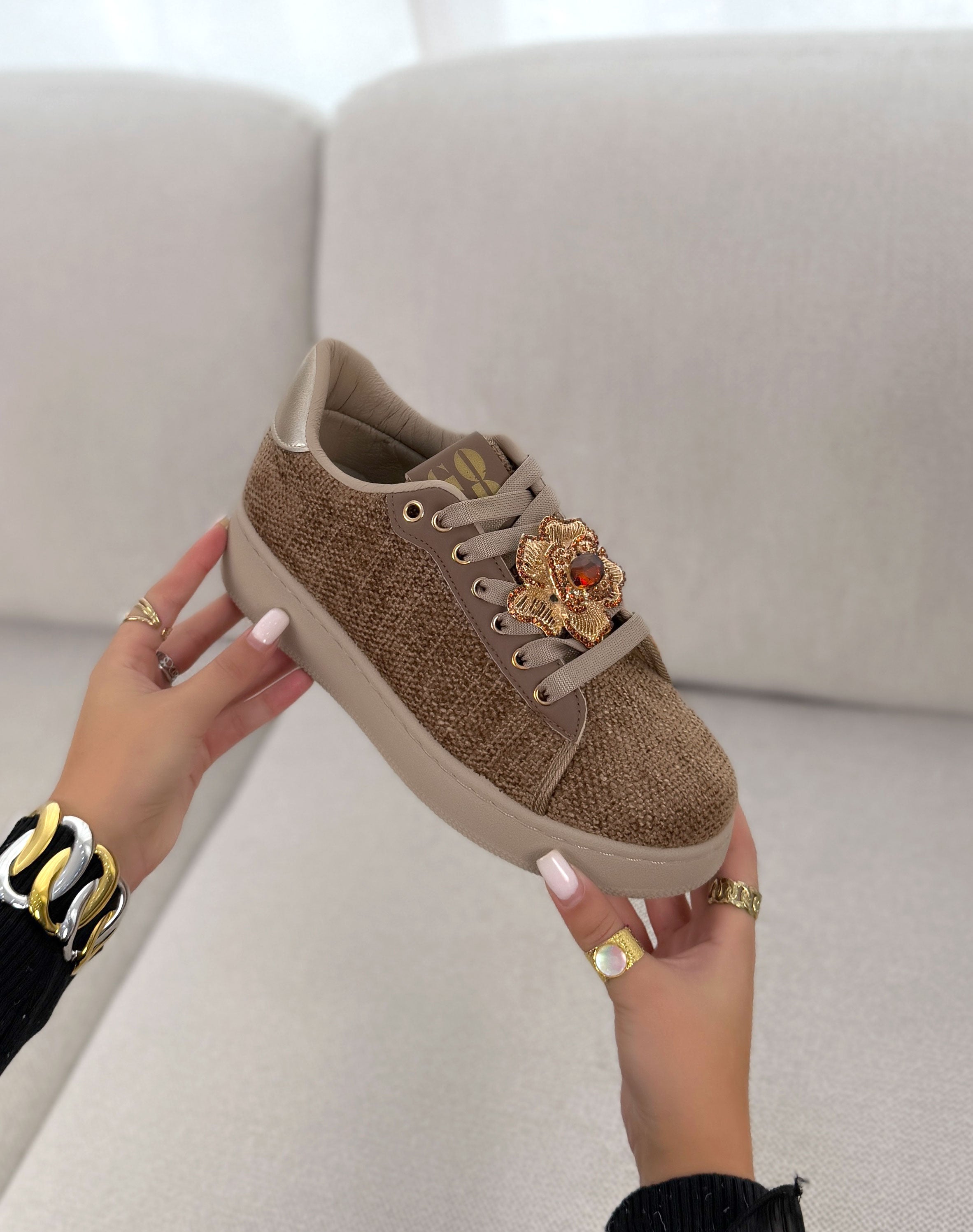 Basket femme marron tendance tissée à plateforme avec bijou doré