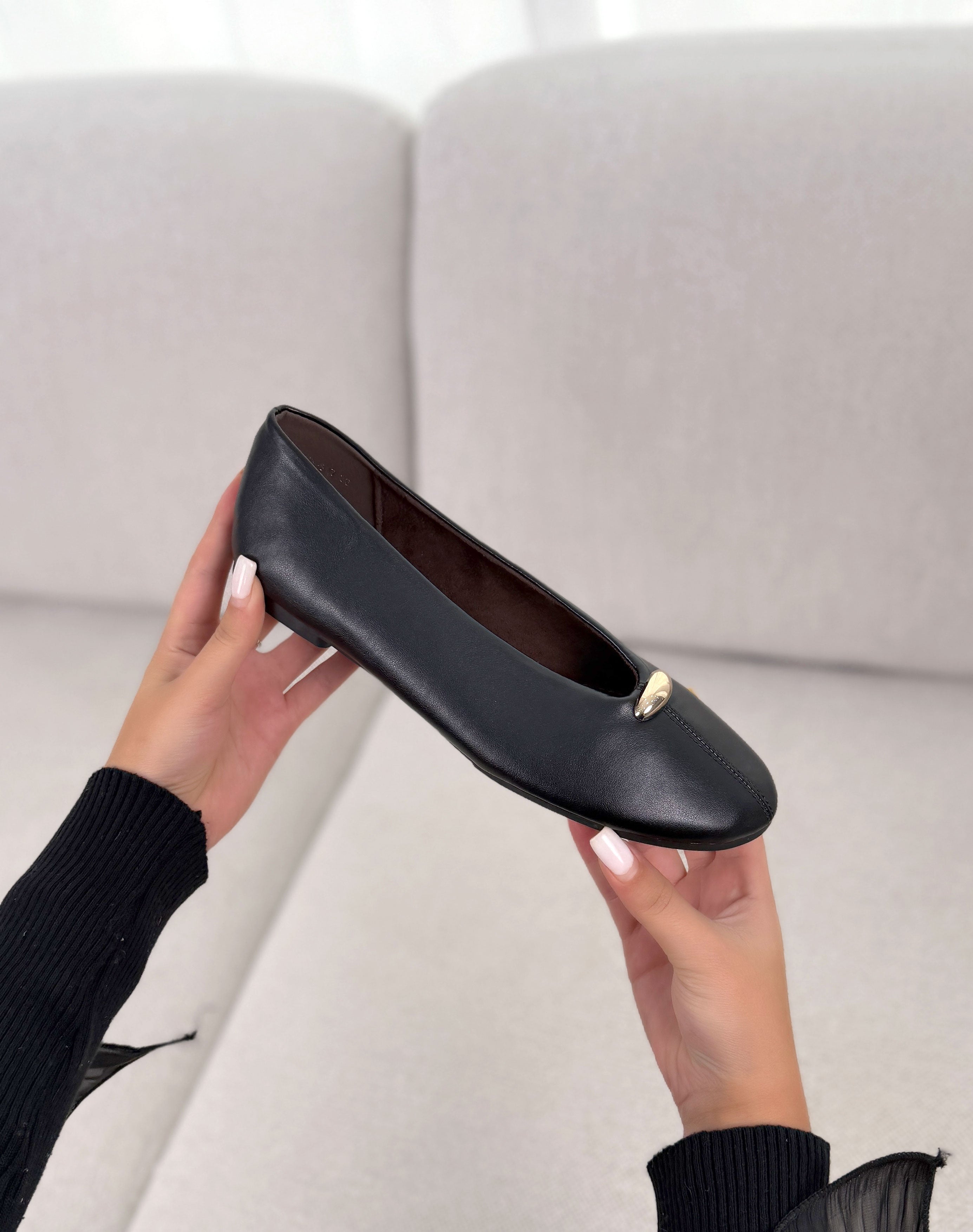 Ballerine femme noire élégante en similicuir avec bijou doré
