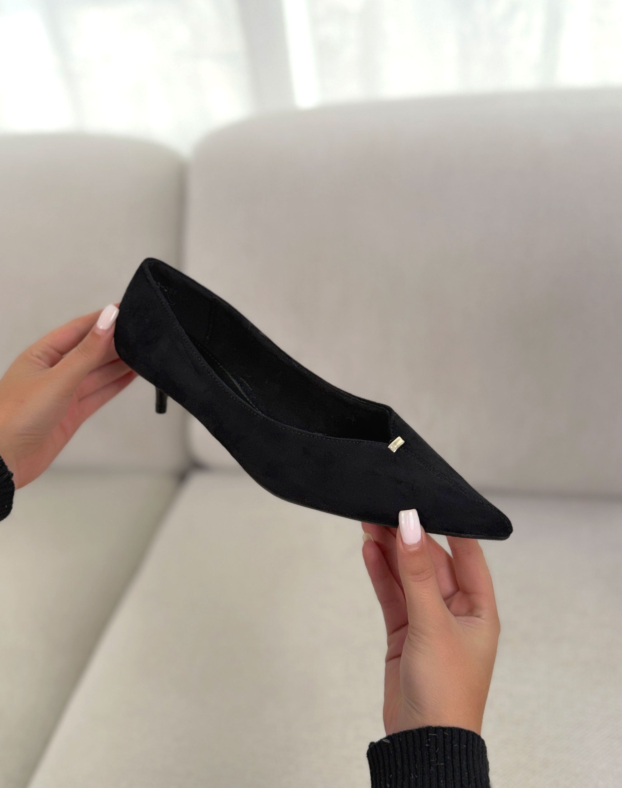 Escarpin femme noir élégant en suédine avec petit talon et bijou doré