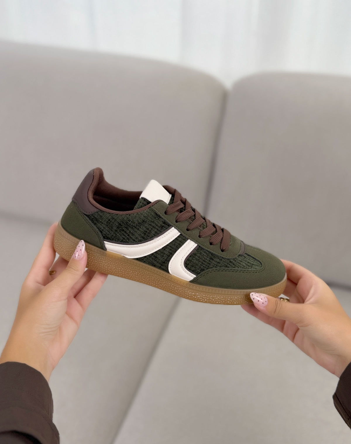 Basket femme verte tendance effet tweed avec bandes blanches et détails marron