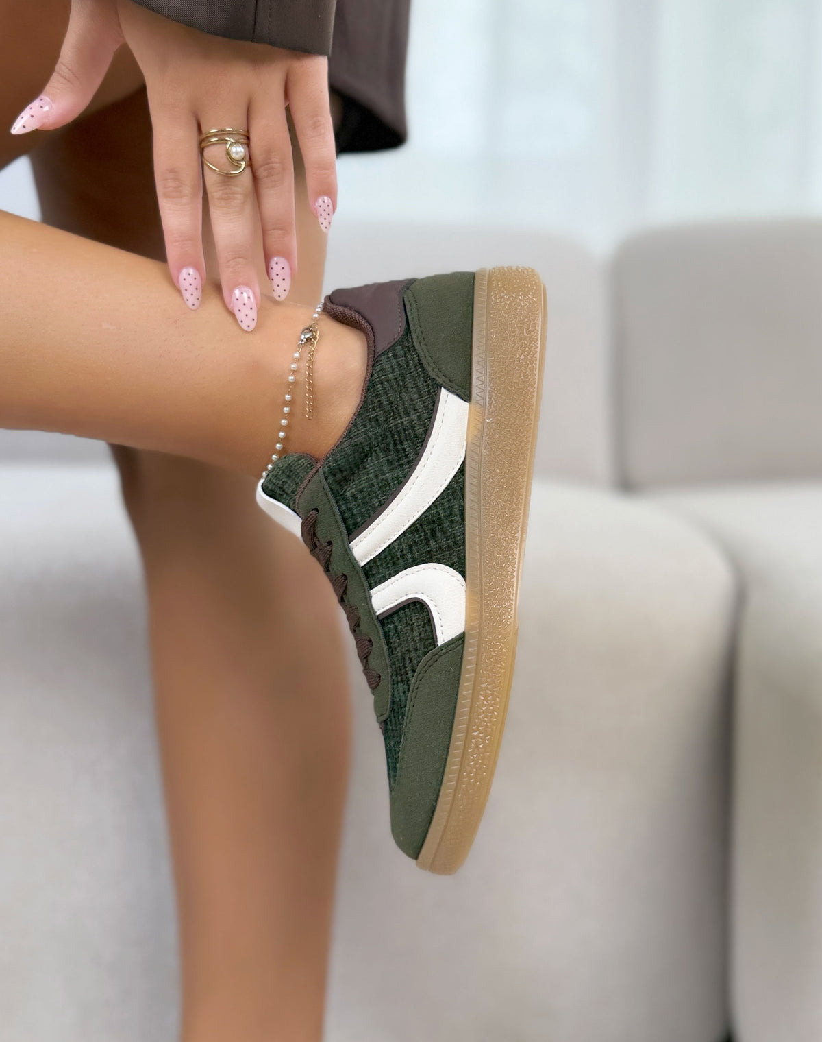 Basket femme verte tendance effet tweed avec bandes blanches et détails marron