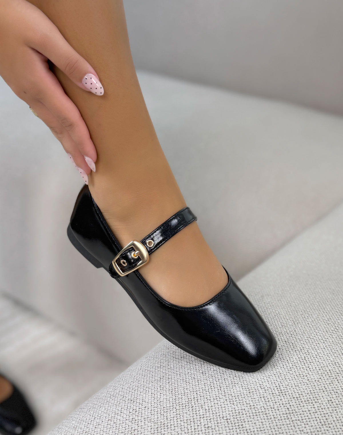 Ballerines femme noires élégantes avec bride ajustable et boucle dorée