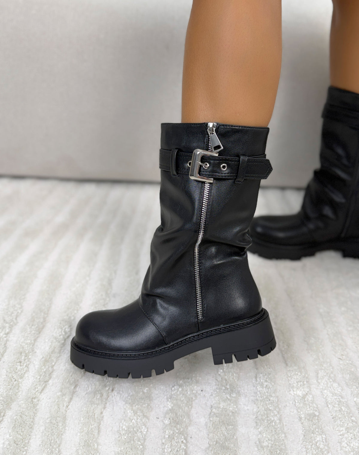 Bottines femme noires tendance à semelle crantée avec zip et boucle argentés